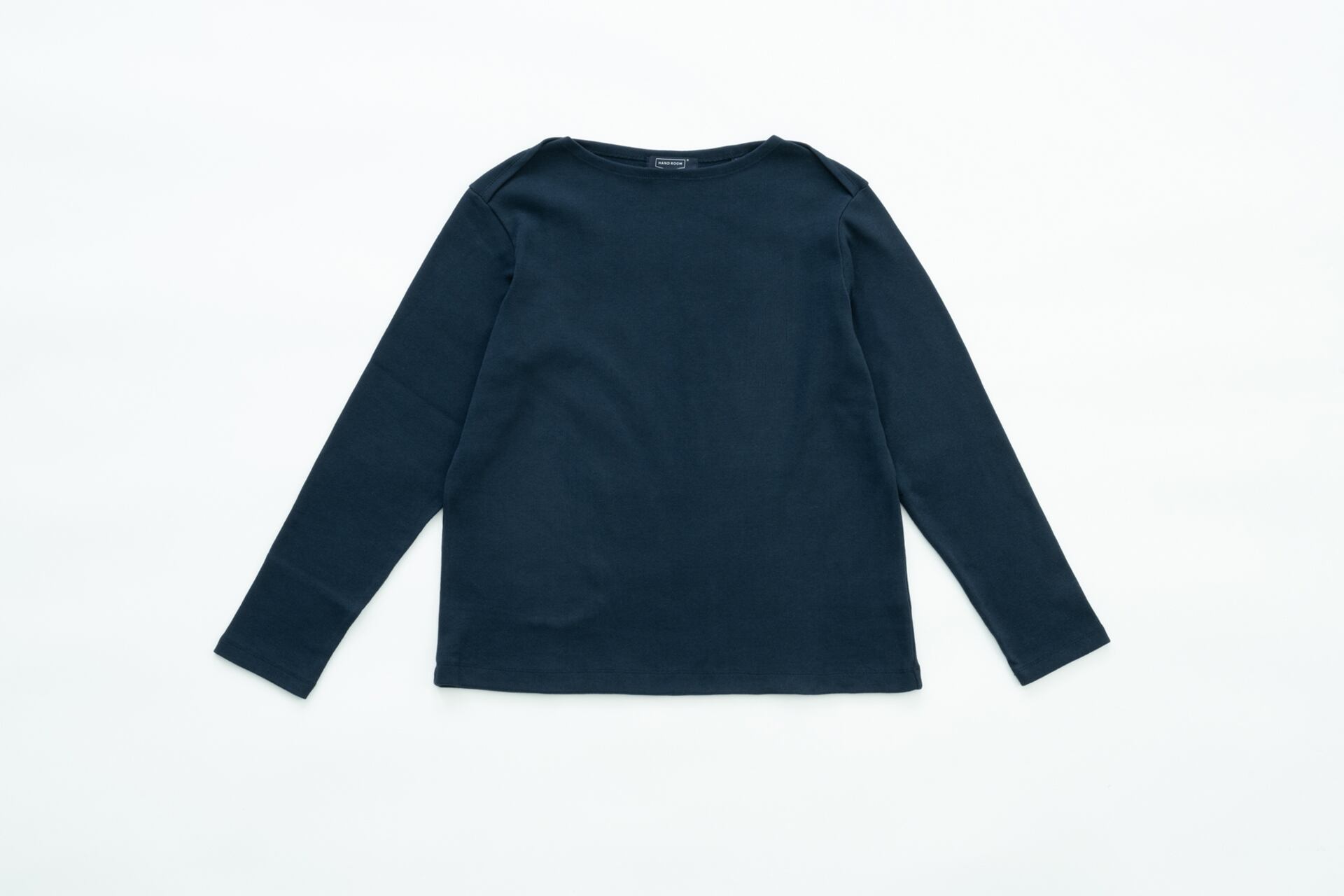 体のラインを拾いにくい、ゆとりのある身幅