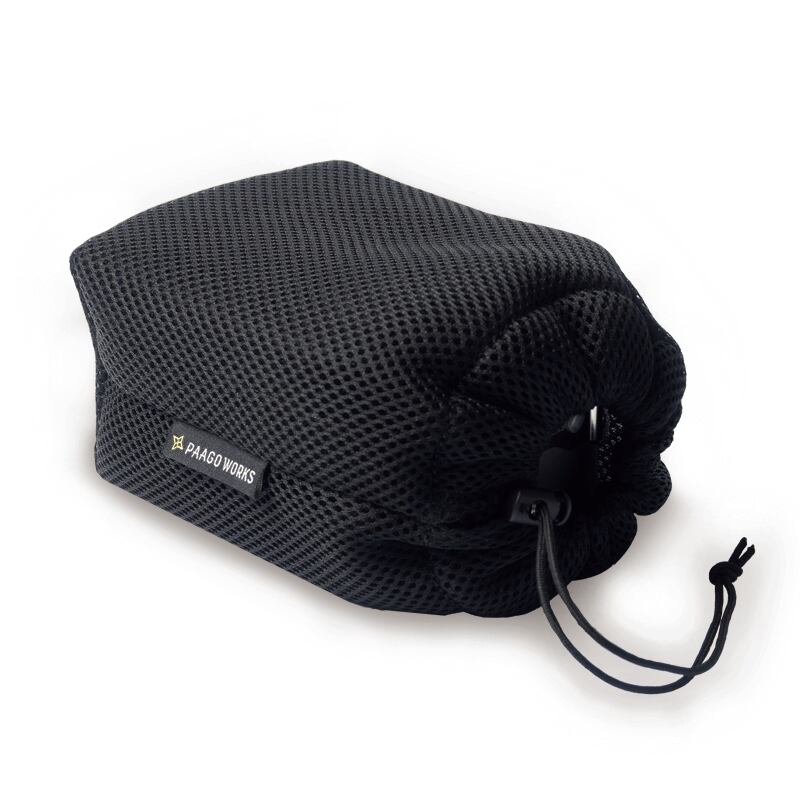 収納袋は、片ひもタイプのシンプルな巾着。保護性を考えた厚みのあるメッシュ素材を使用。