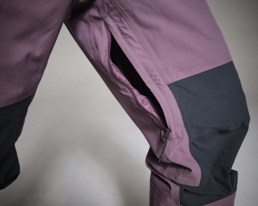 内腿にベンチレーション用ジッパー