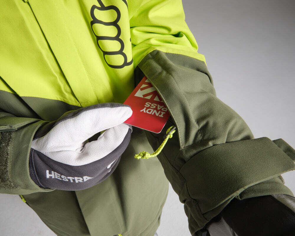 手首のファスナー付きパスポケット