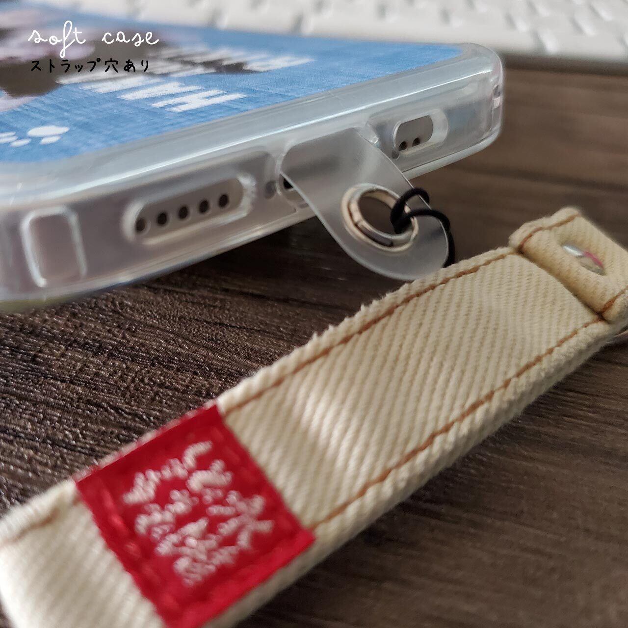 充電口にストラップシート＆ストラップを取り付け