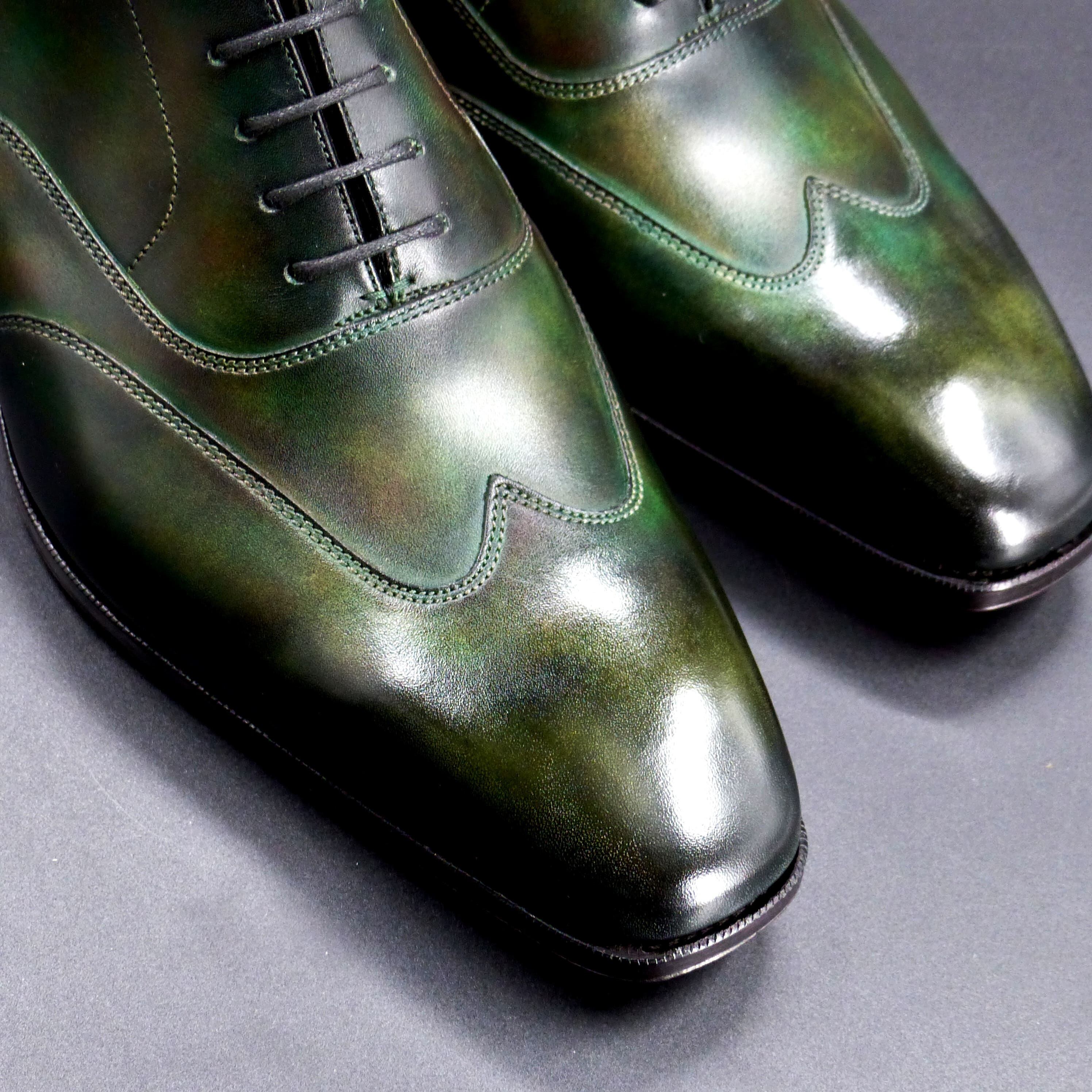 トゥの部分は透明感のあるハンドポリッシュ