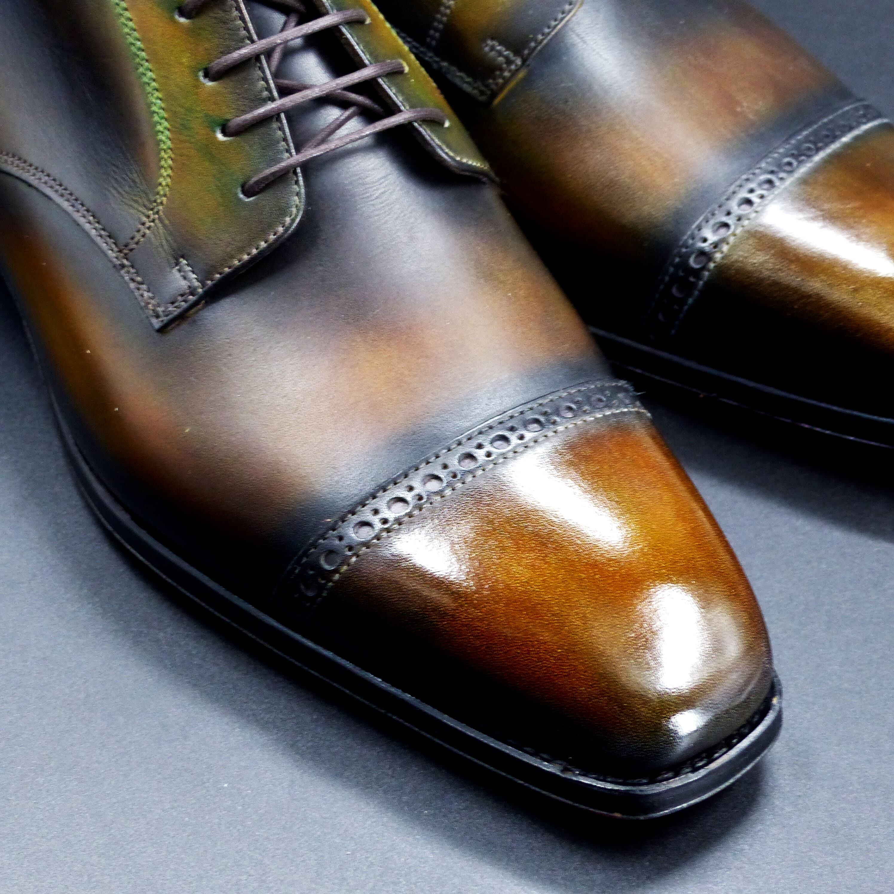 トゥの部分は透明感のあるハンドポリッシュ