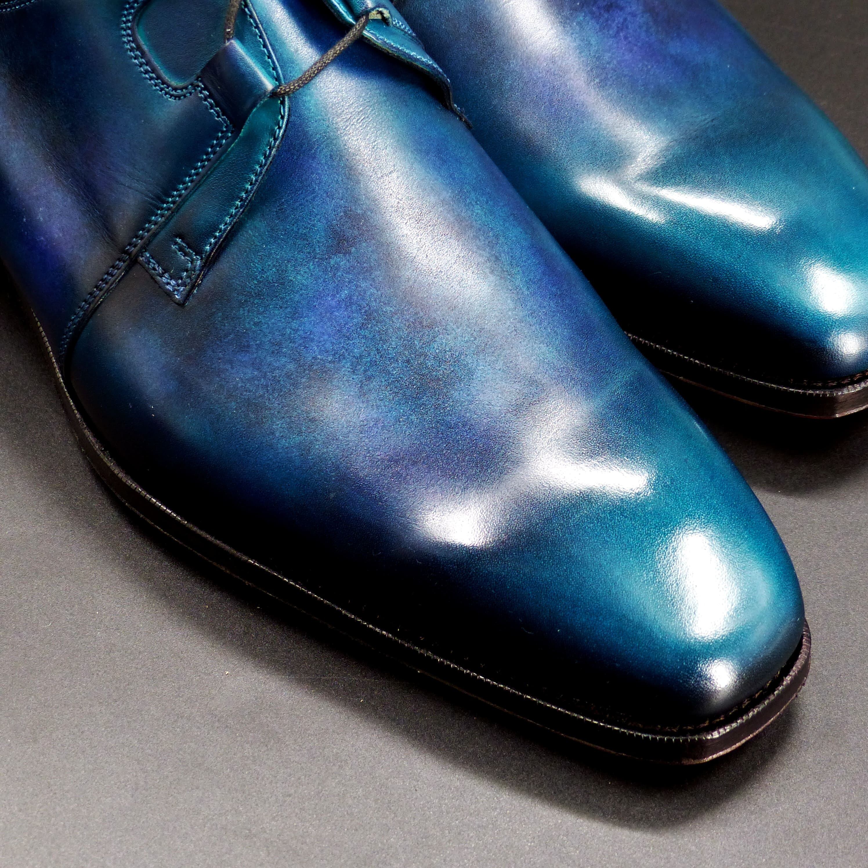 トゥの部分は透明感のあるハンドポリッシュ