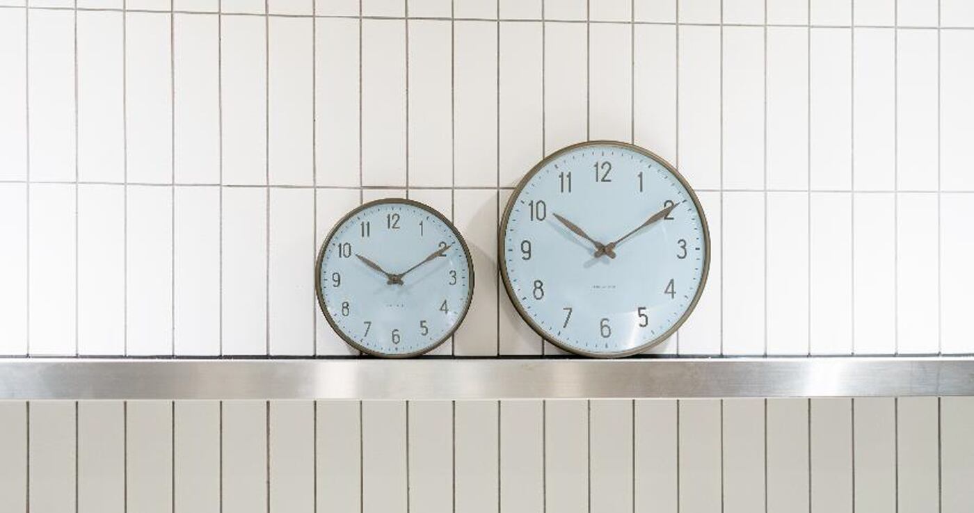 限定》WALL CLOCK STATION 210mm ROYAL BLUE 43637［ARNE JACOBSEN