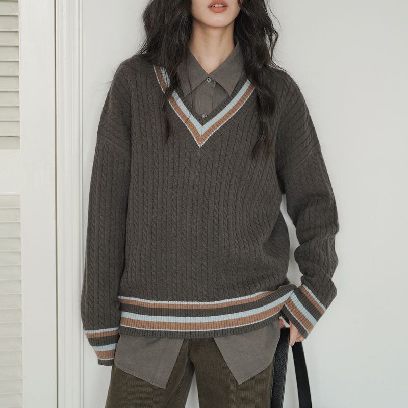 Contrast color v-neck cable knit
