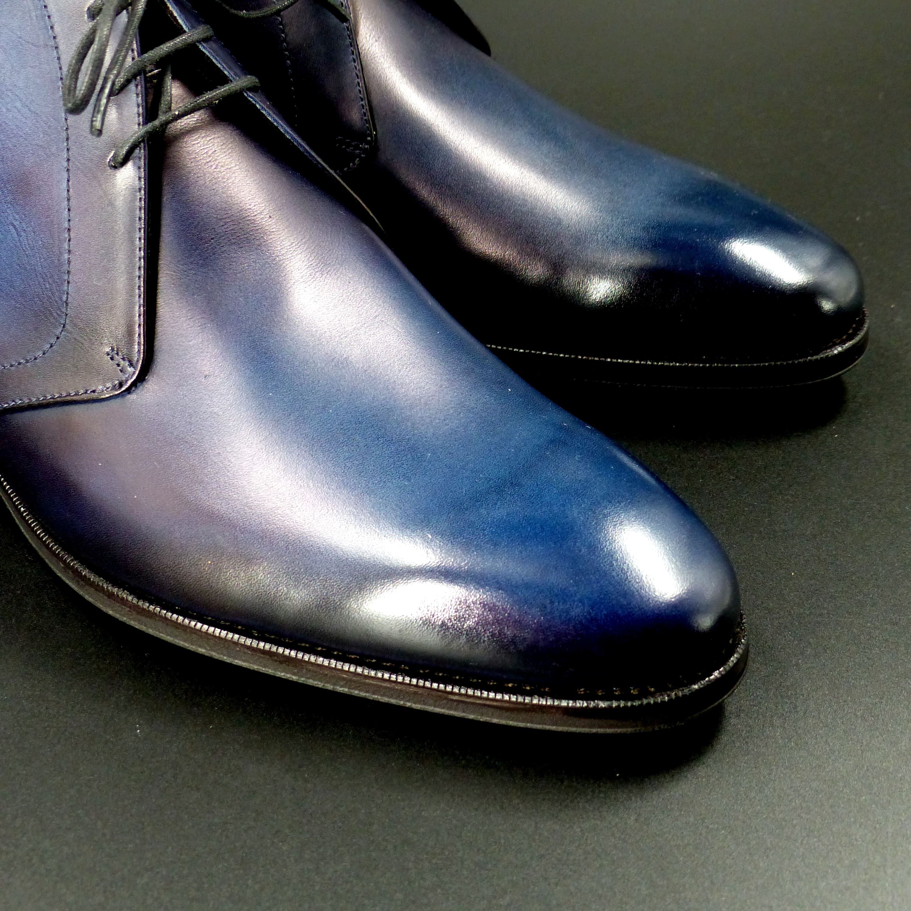 トゥの部分は透明感のあるハンドポリッシュ