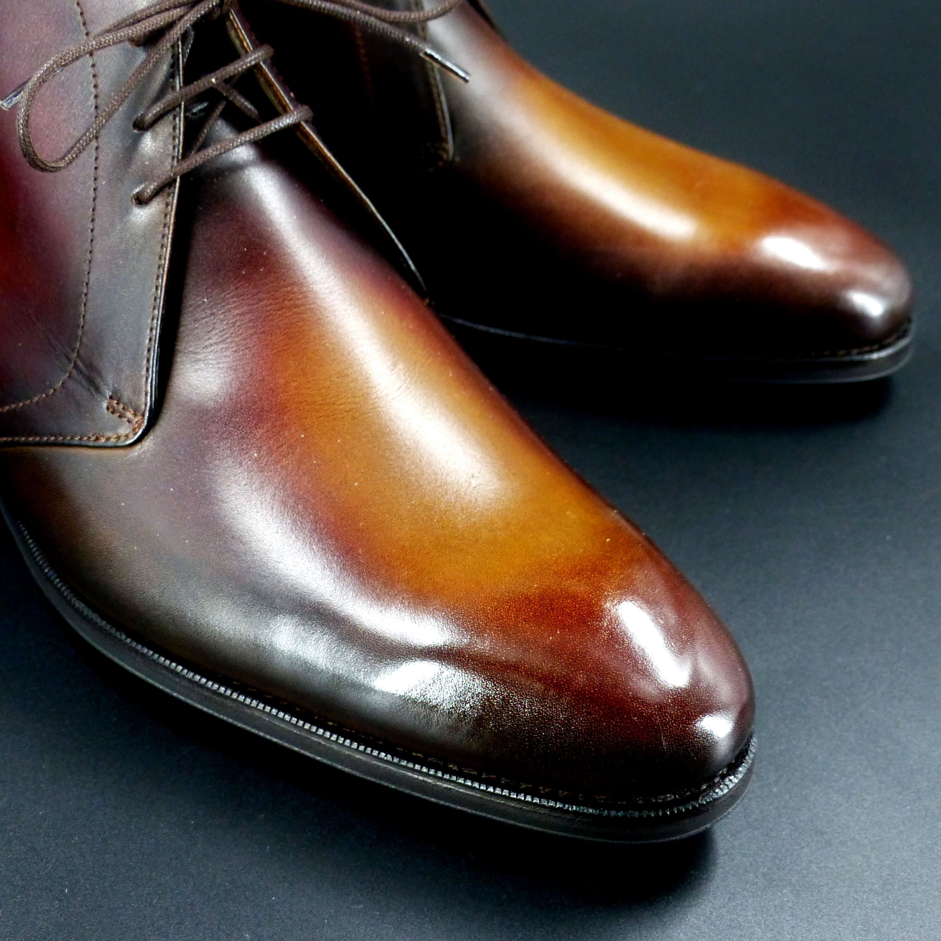 トゥの部分は透明感のあるハンドポリッシュ