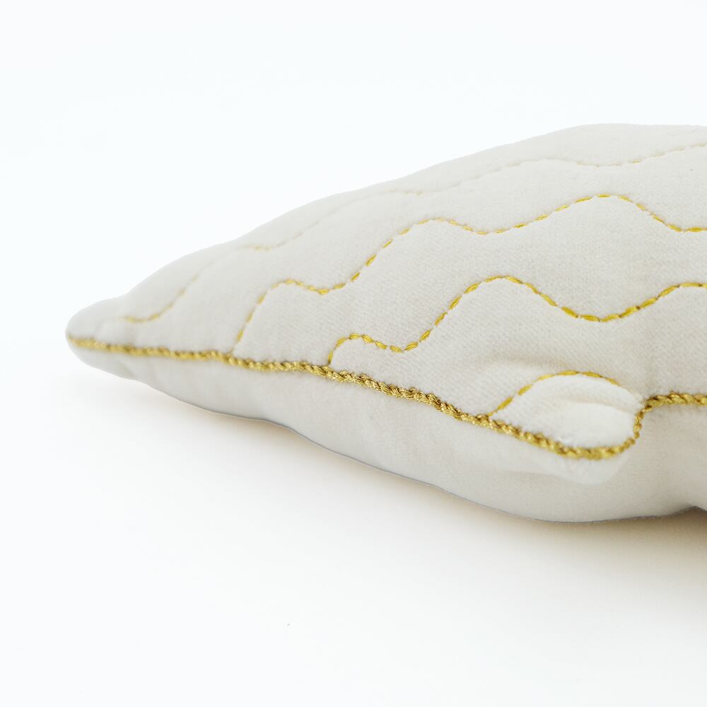 程よい光沢のコットンベルベット生地にゴールドのステッチ