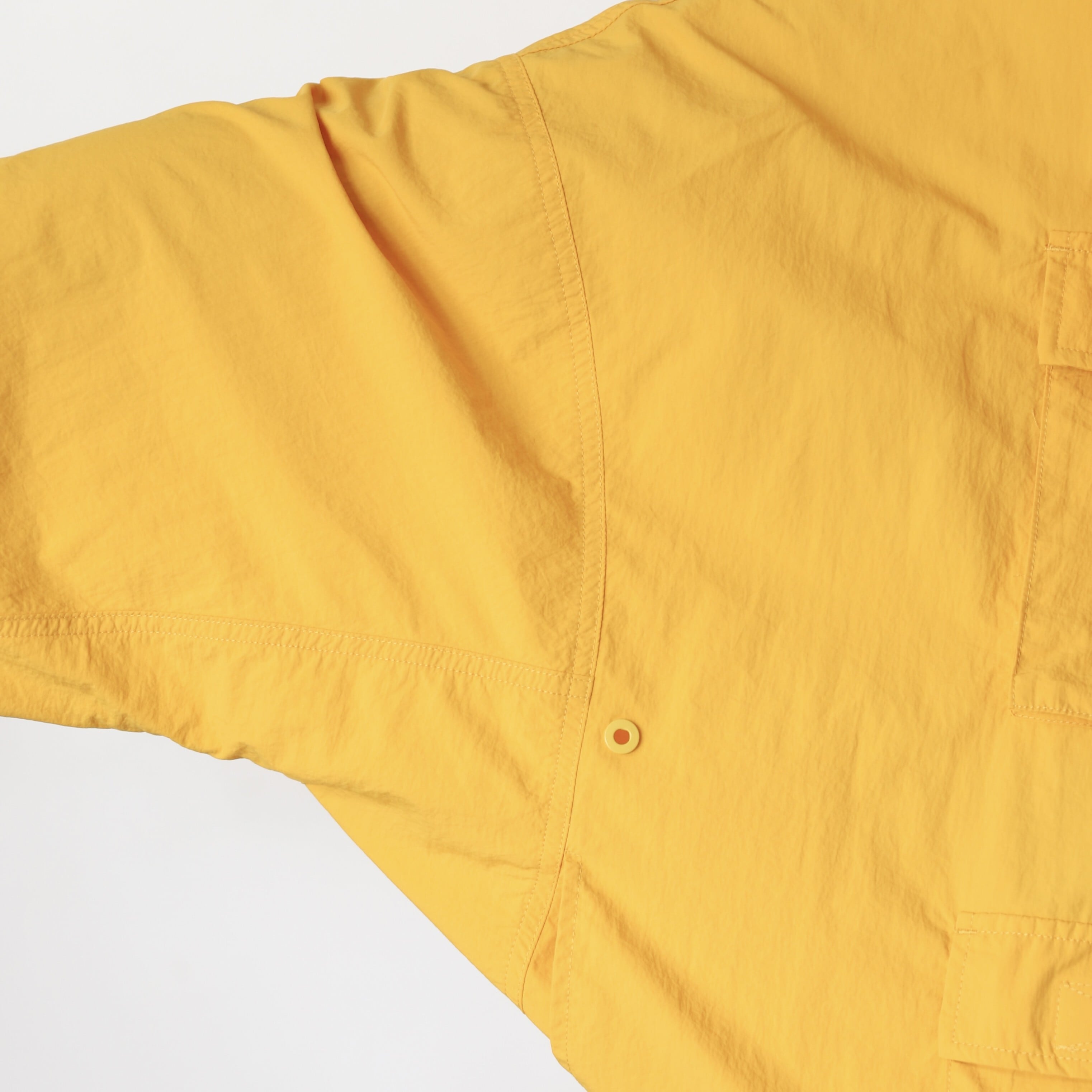 脇下のベンチレーション（通気口）で蒸れを軽減