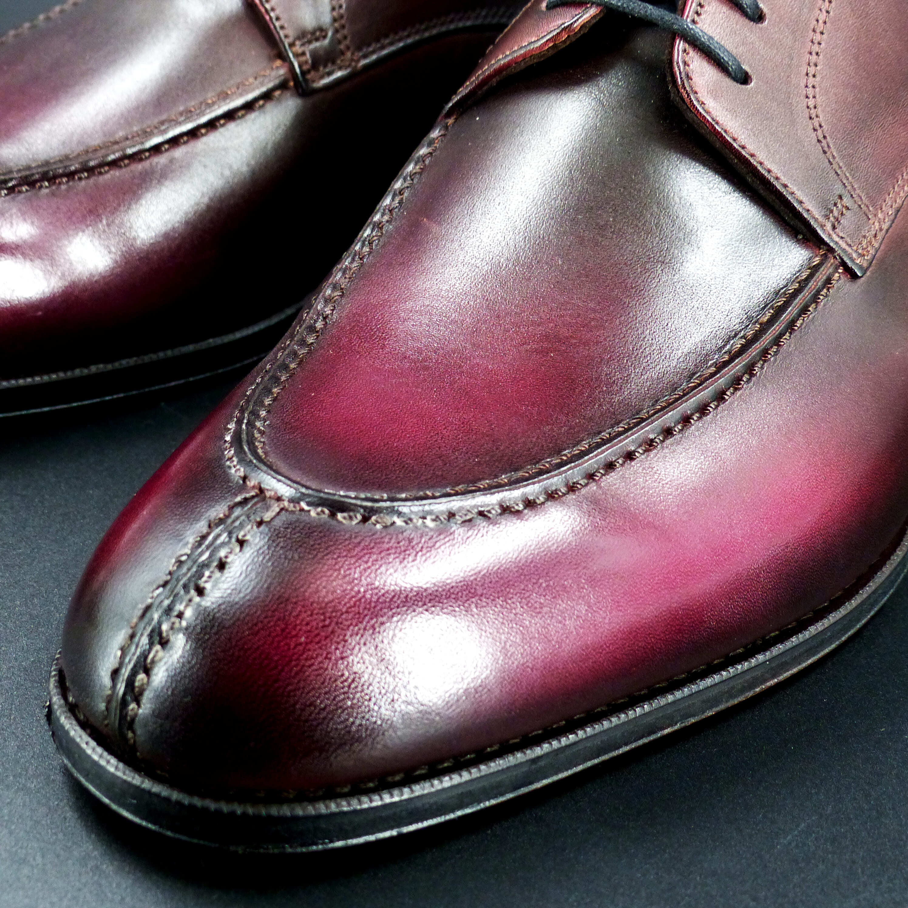 トゥの部分は透明感のあるハンドポリッシュ