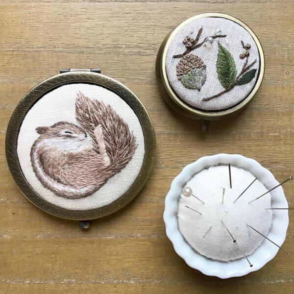 書籍「草花と動物たちの刺繍ガーデン」： P53 眠るリスのコンパクトミラー に使用しています。