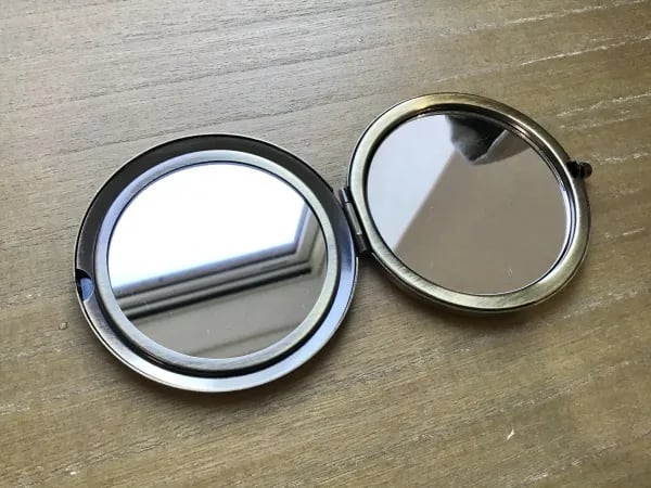 通常サイズの鏡と、拡大鏡2枚が付いています