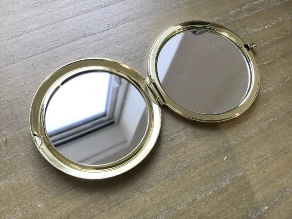 通常サイズの鏡と、拡大鏡2枚が付いています