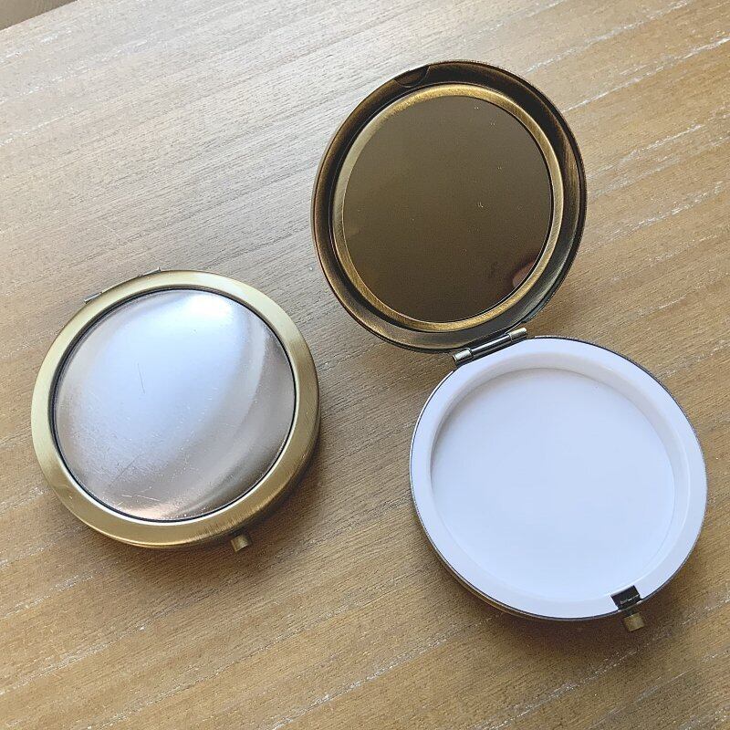 ふたの裏に鏡がついています