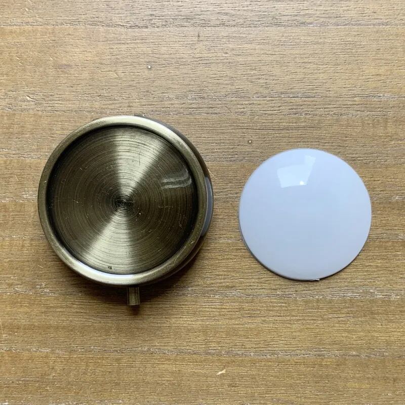 フタにちょうど良いサイズの芯がついています