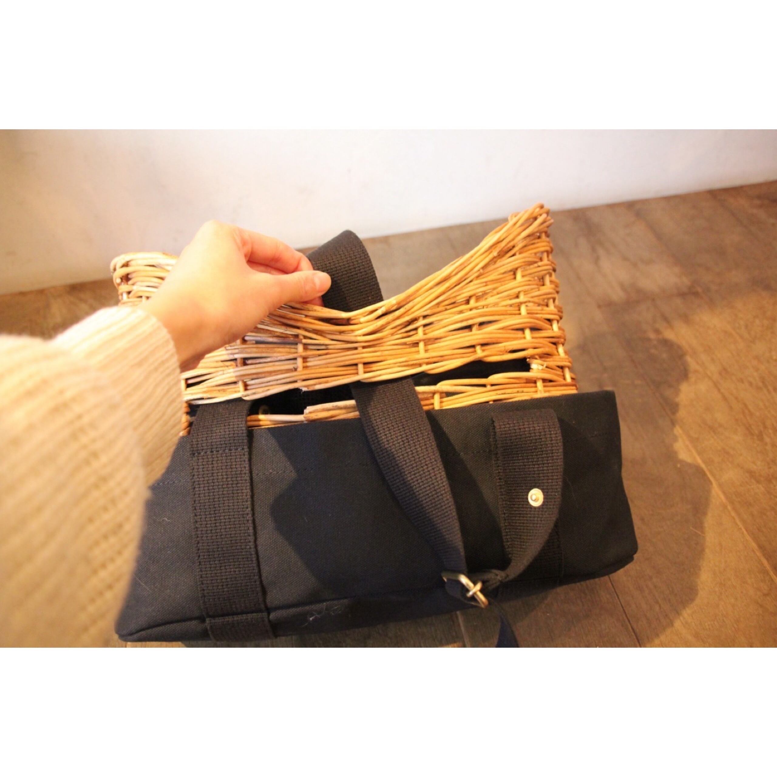 トートのハンドルをバスケットに差し込み