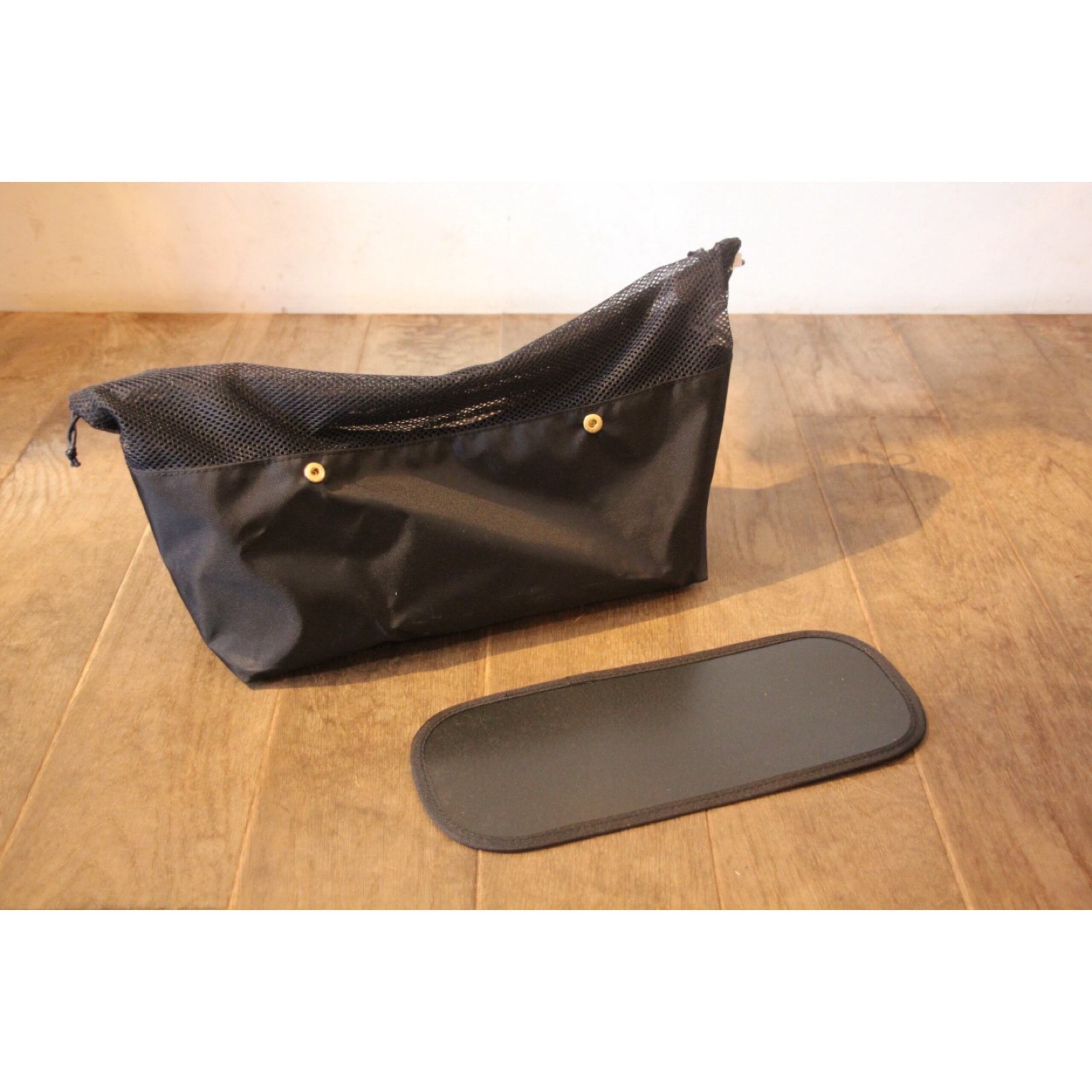 巾着には取り外しできる底板が付属