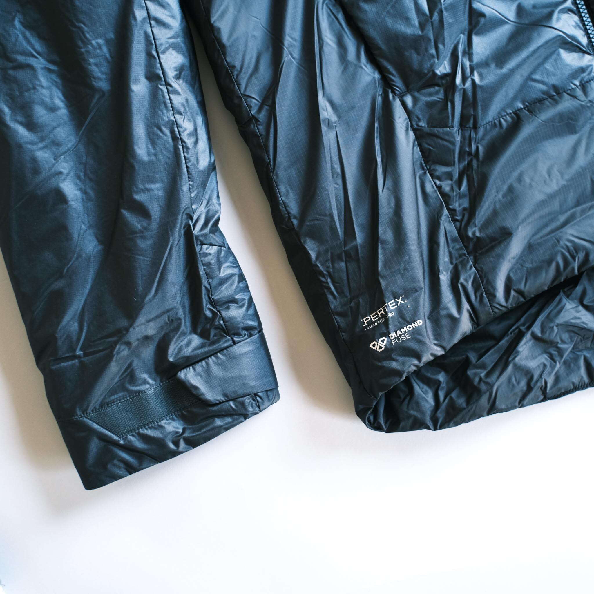 非常に耐摩耗性の強い生地は、凹凸の少ない低摩擦性の表面を形成し、水滴の付着や着氷を低減させます