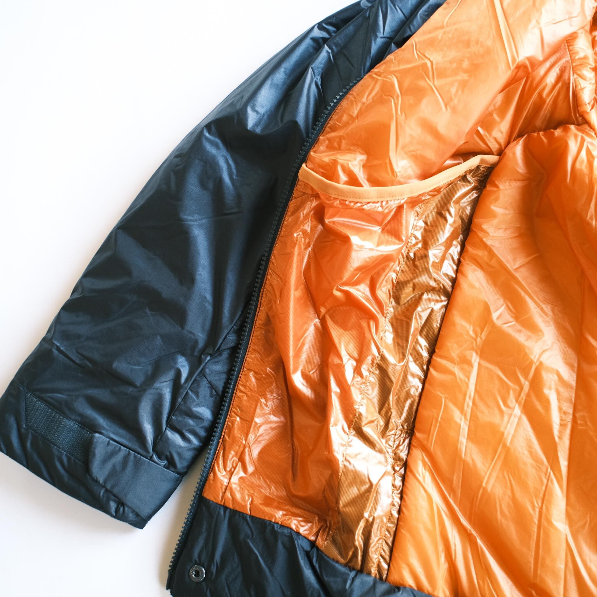 グローブを温めたり乾かす大きなポケット、強い撥水の生地で身体が濡れないようにプロテクト