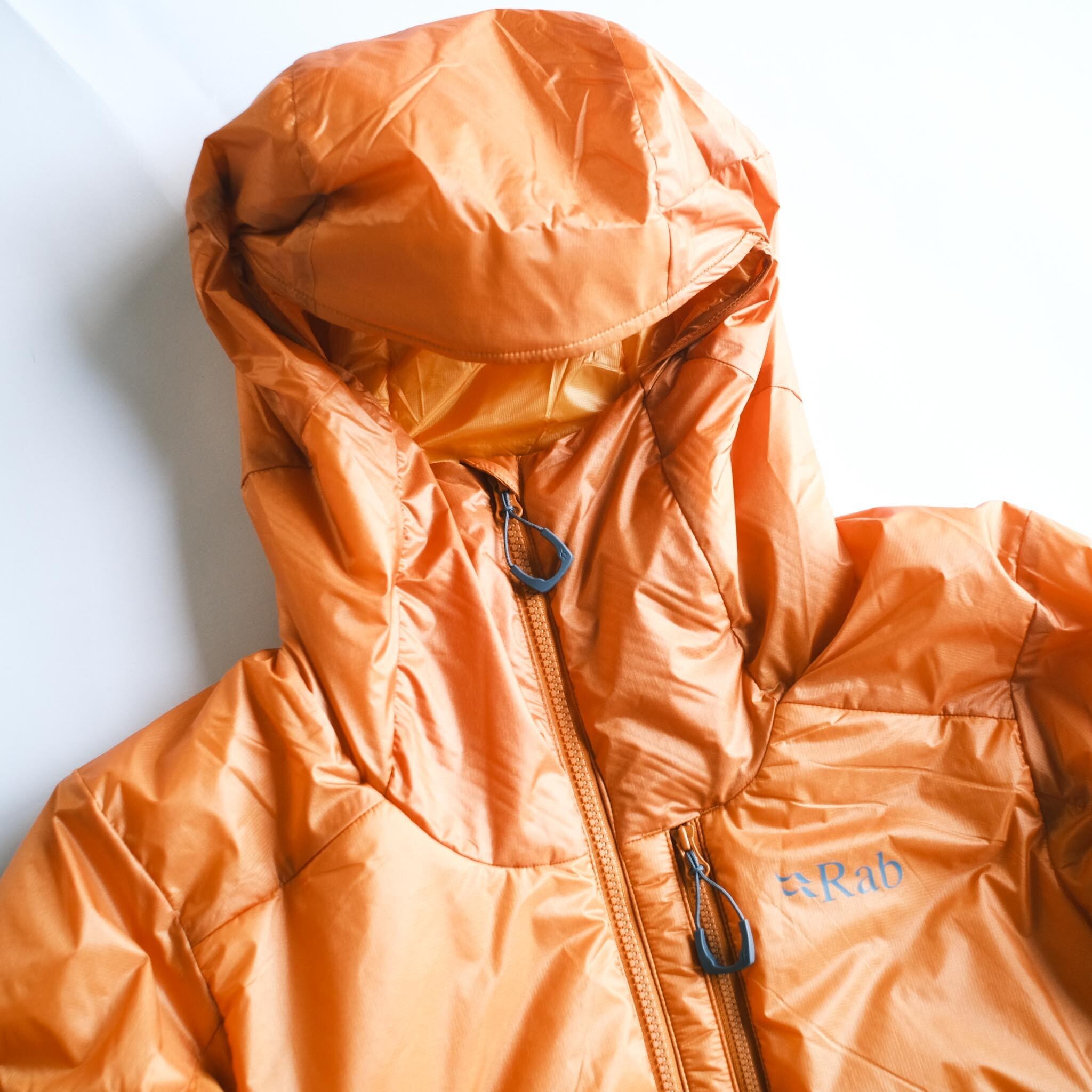 ヘルメット対応、フィット感と口元のプロテクションが見事なフード