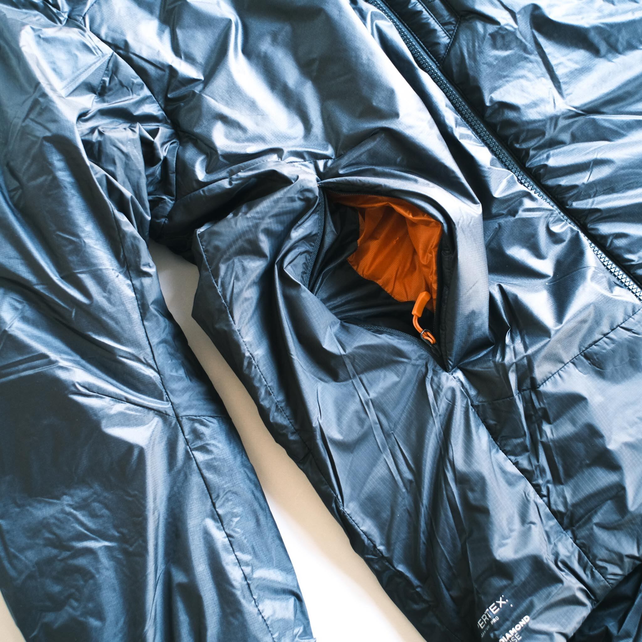 ハーネスなどの位置を考え抜かれたポケットの配置