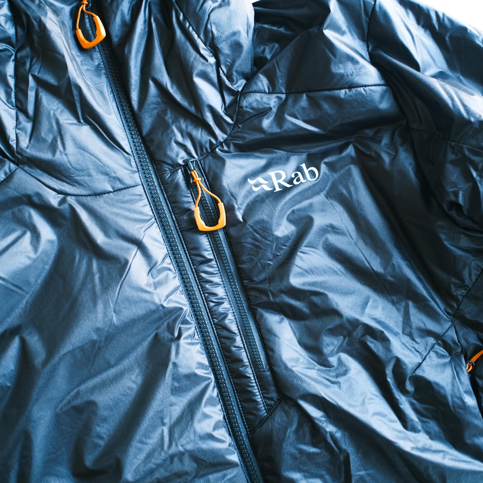 大きなグローブをしていても扱いやすい大きなジッパータブ