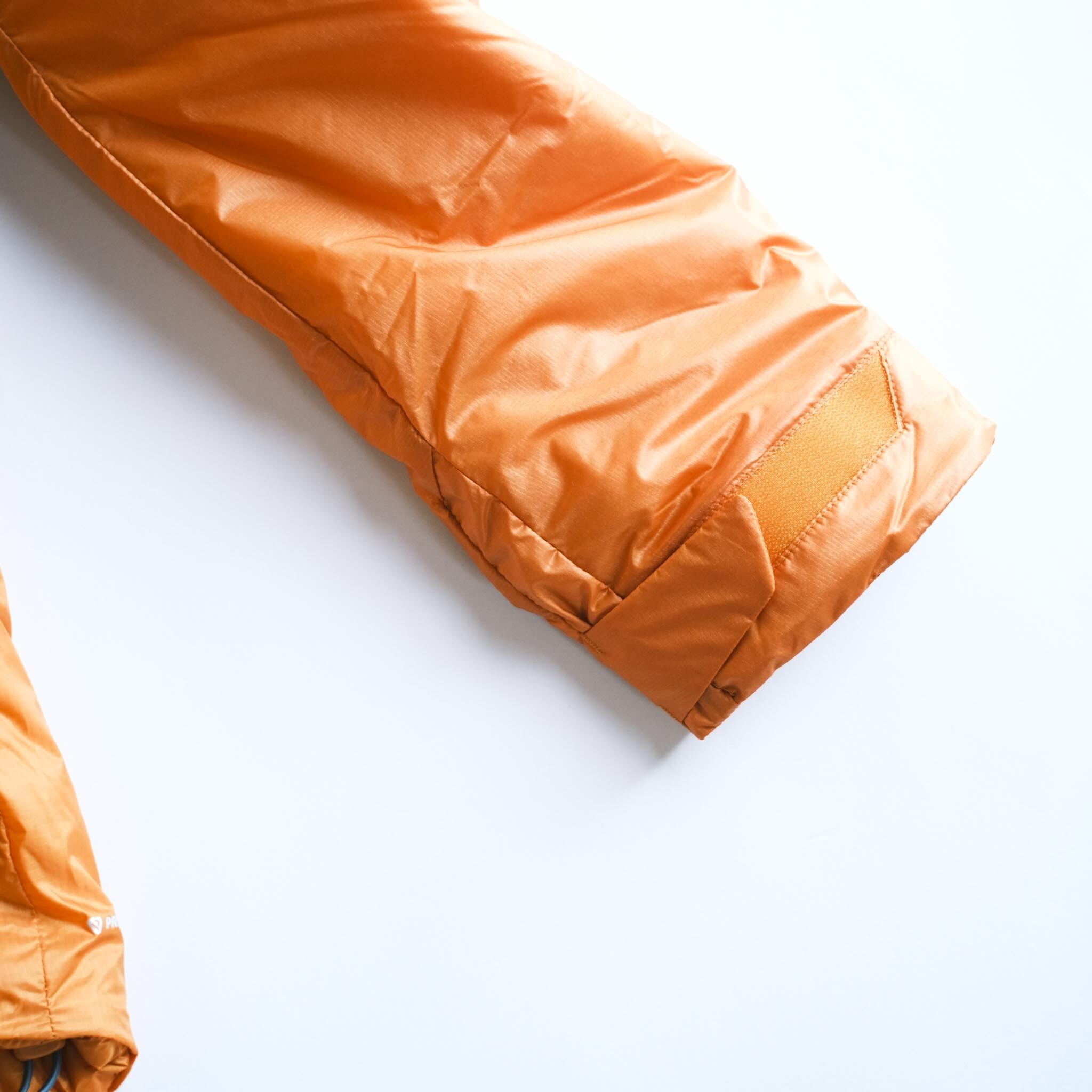 グローブをしたままでも着脱可能な袖口、フラップ