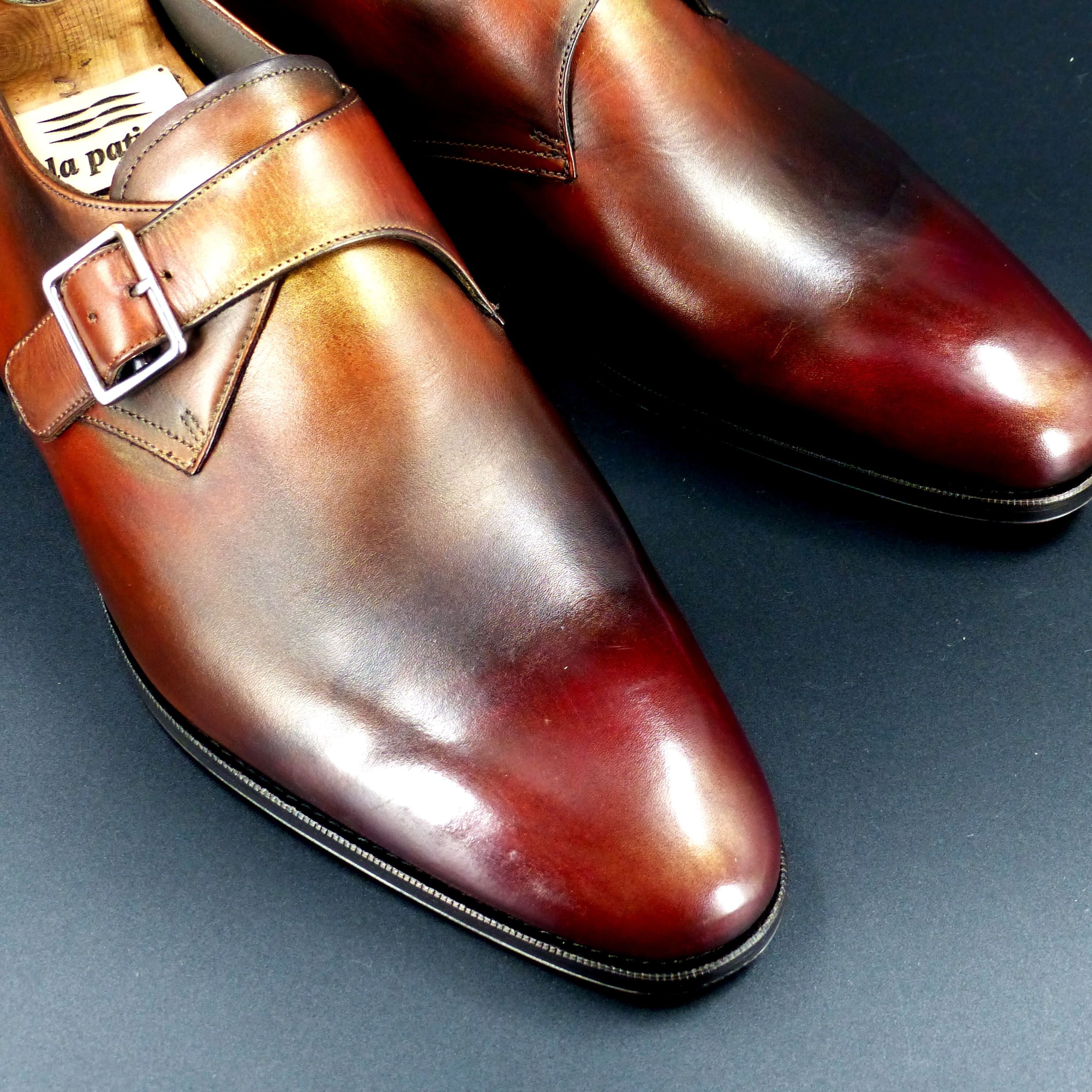 トゥの部分は透明感のあるハンドポリッシュ