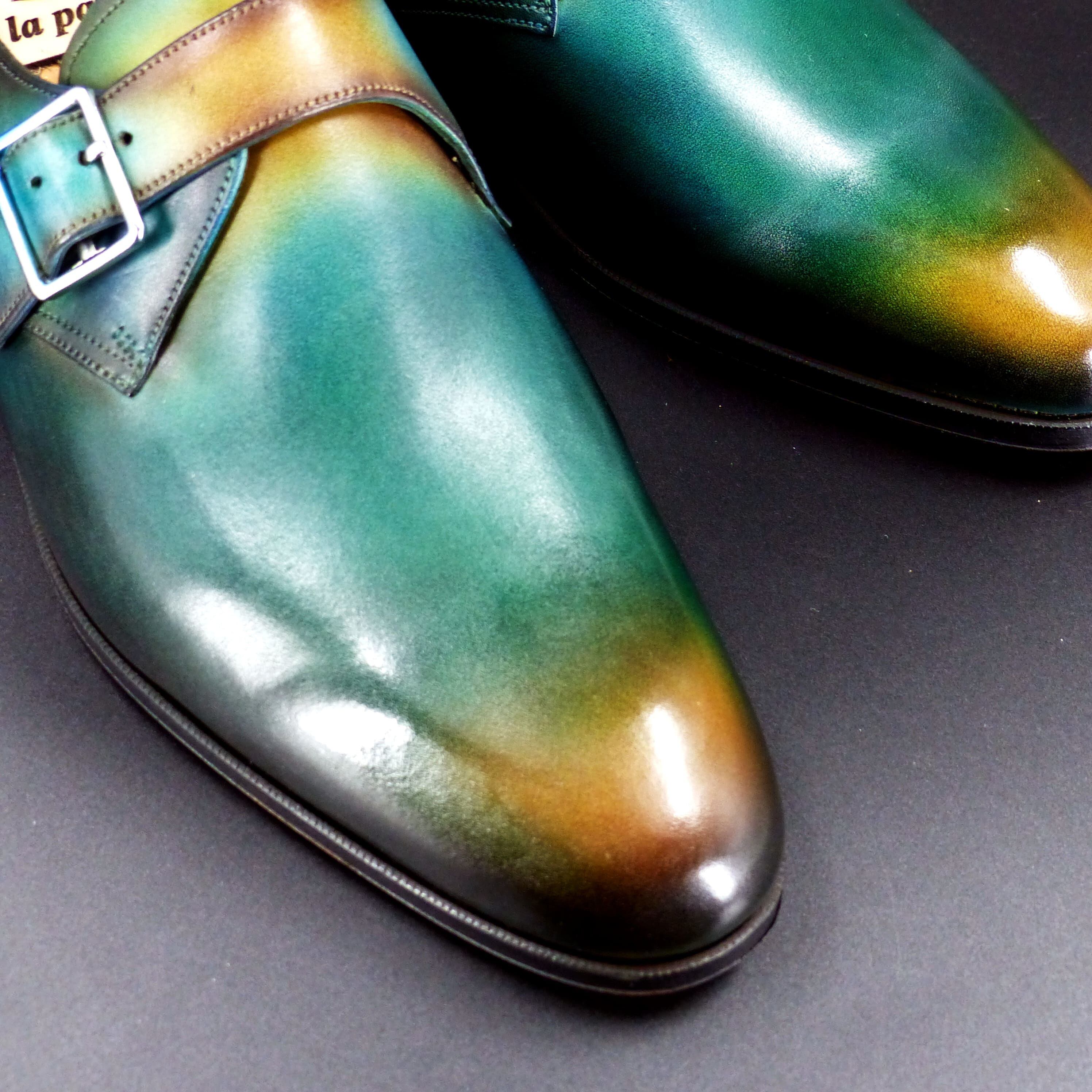 トゥの部分は透明感のあるハンドポリッシュ