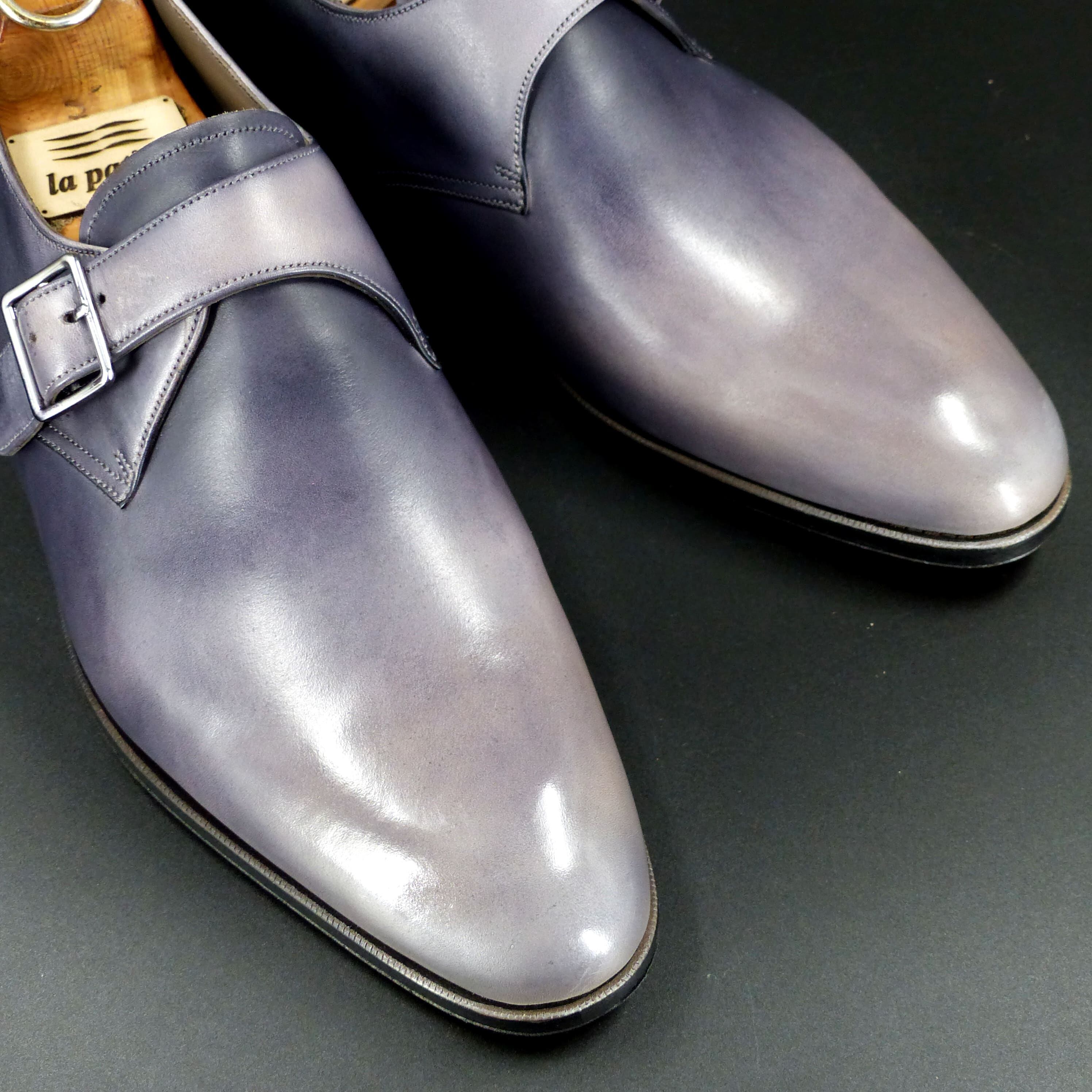 トゥの部分は透明感のあるハンドポリッシュ