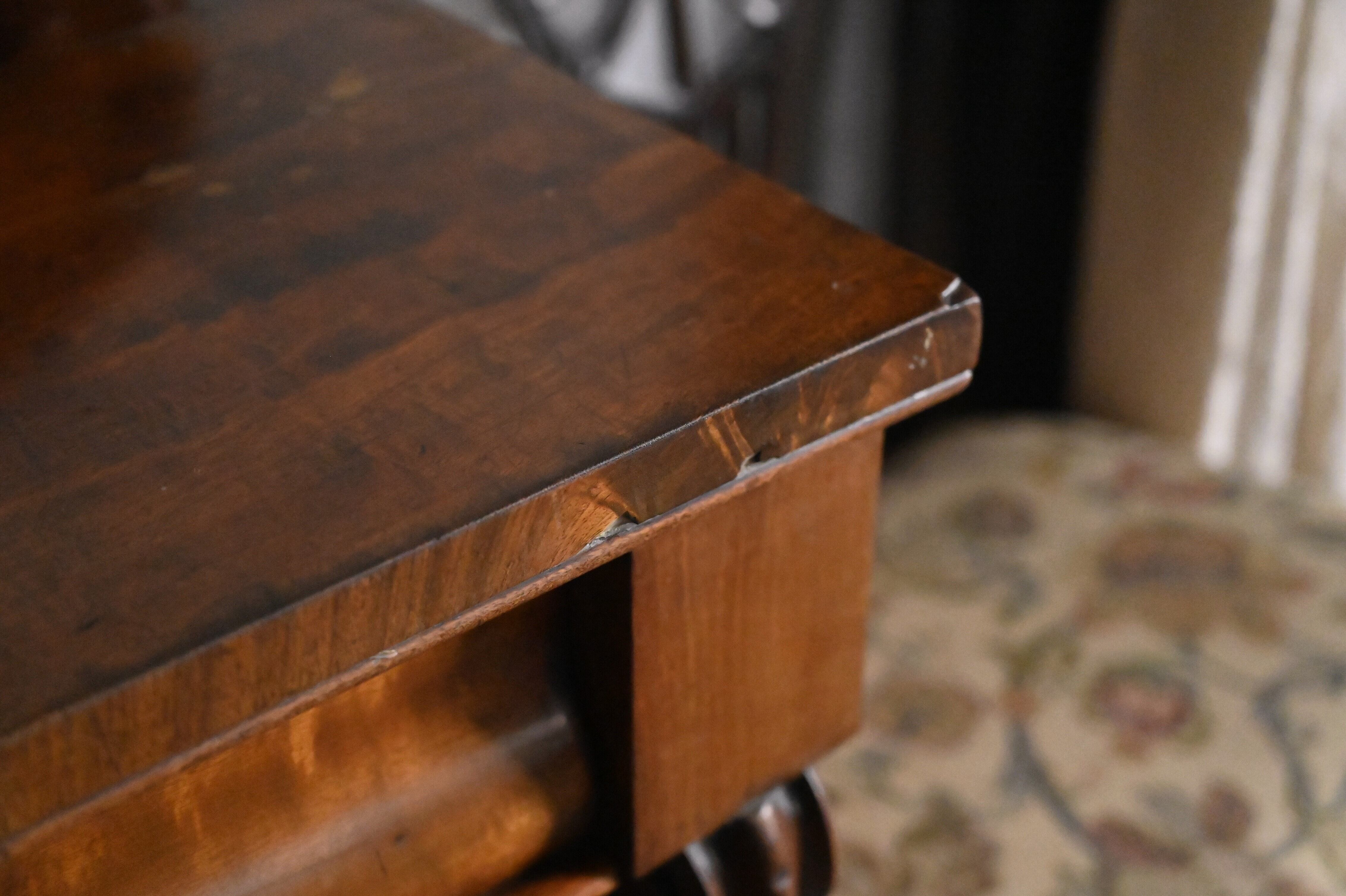 天板の木口（端）の化粧板にカケが見られます。