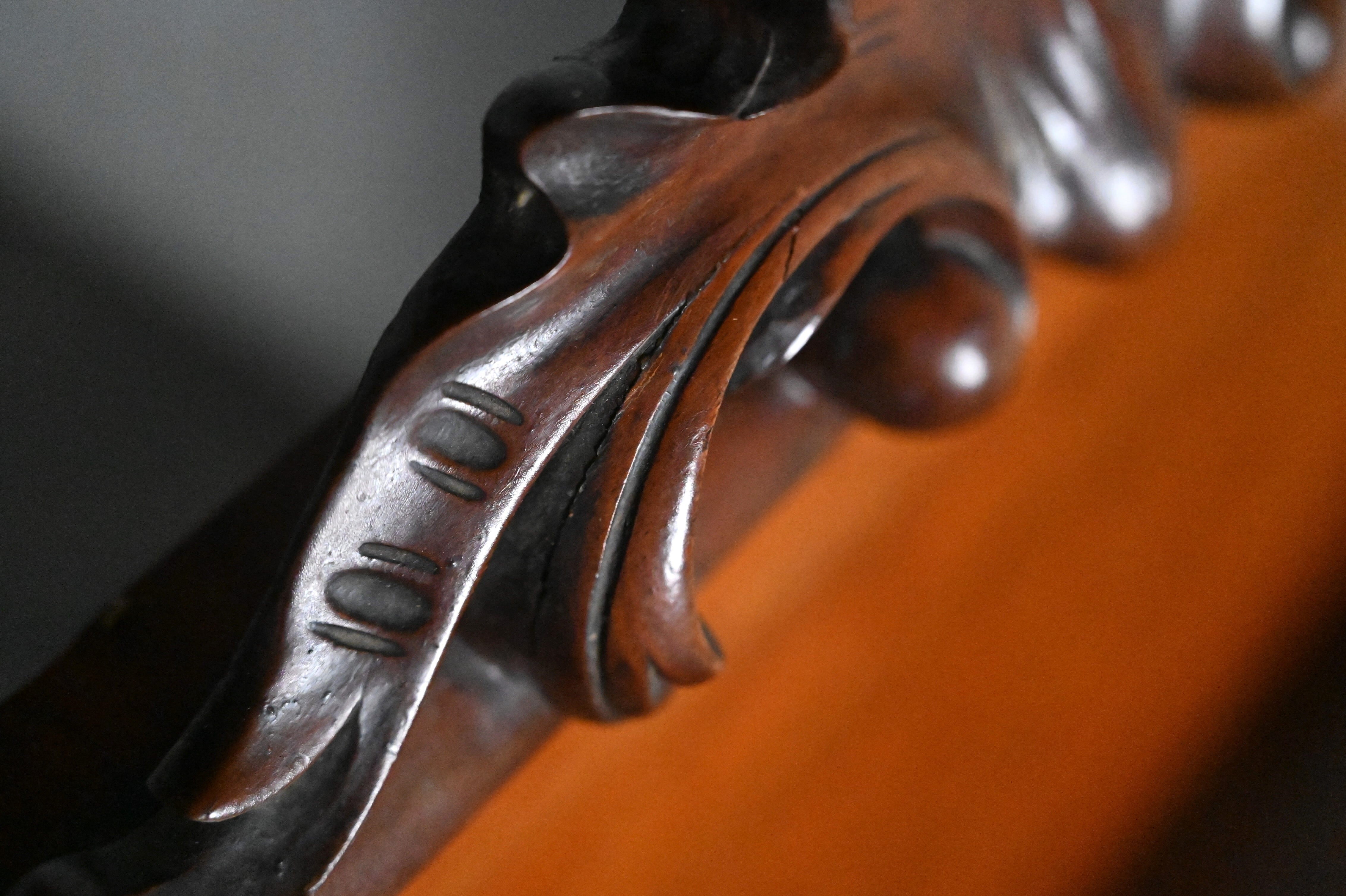 トップの装飾に補修跡が見られます。