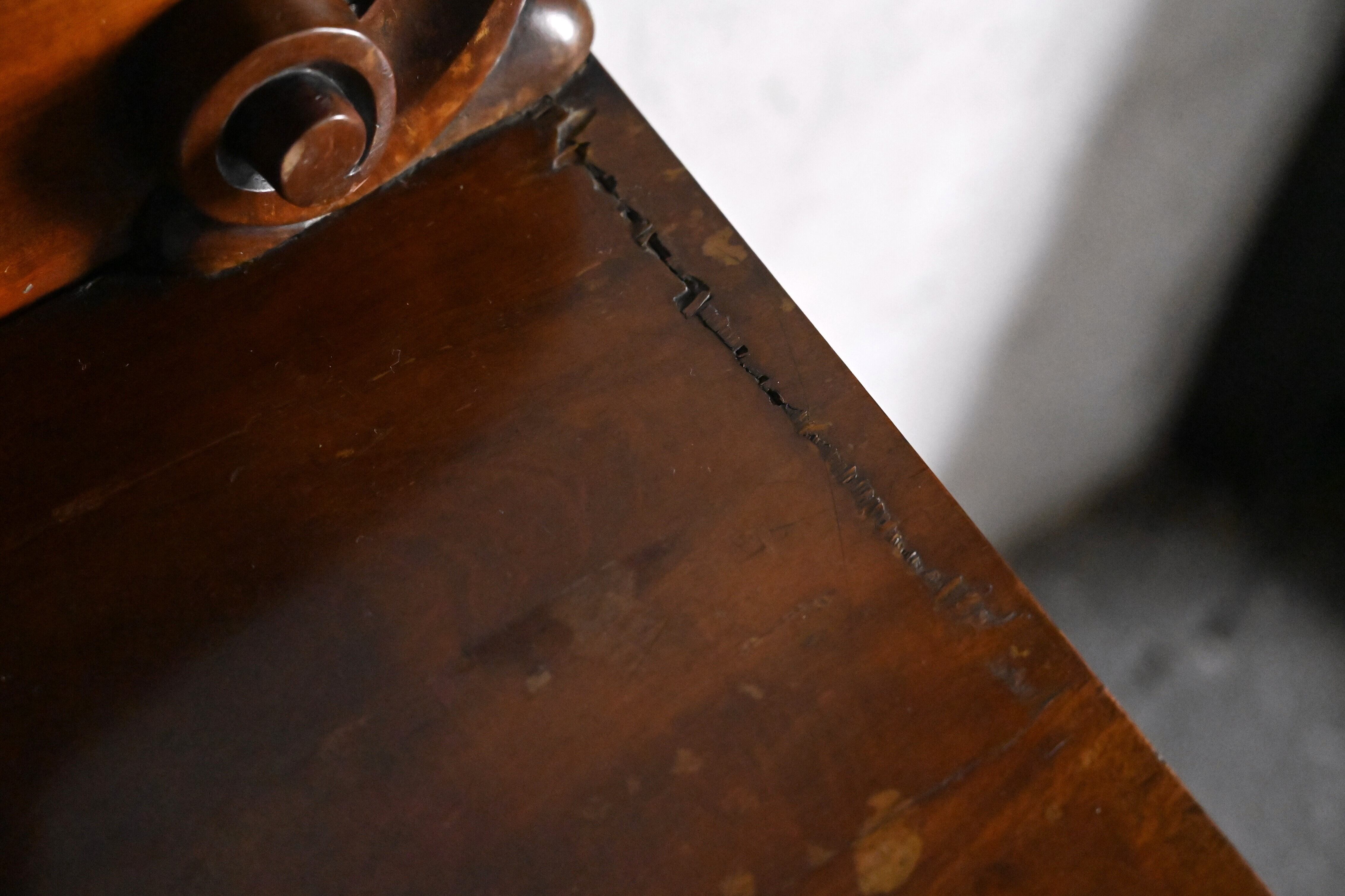 天板右端の方に化粧板の割れが見られます