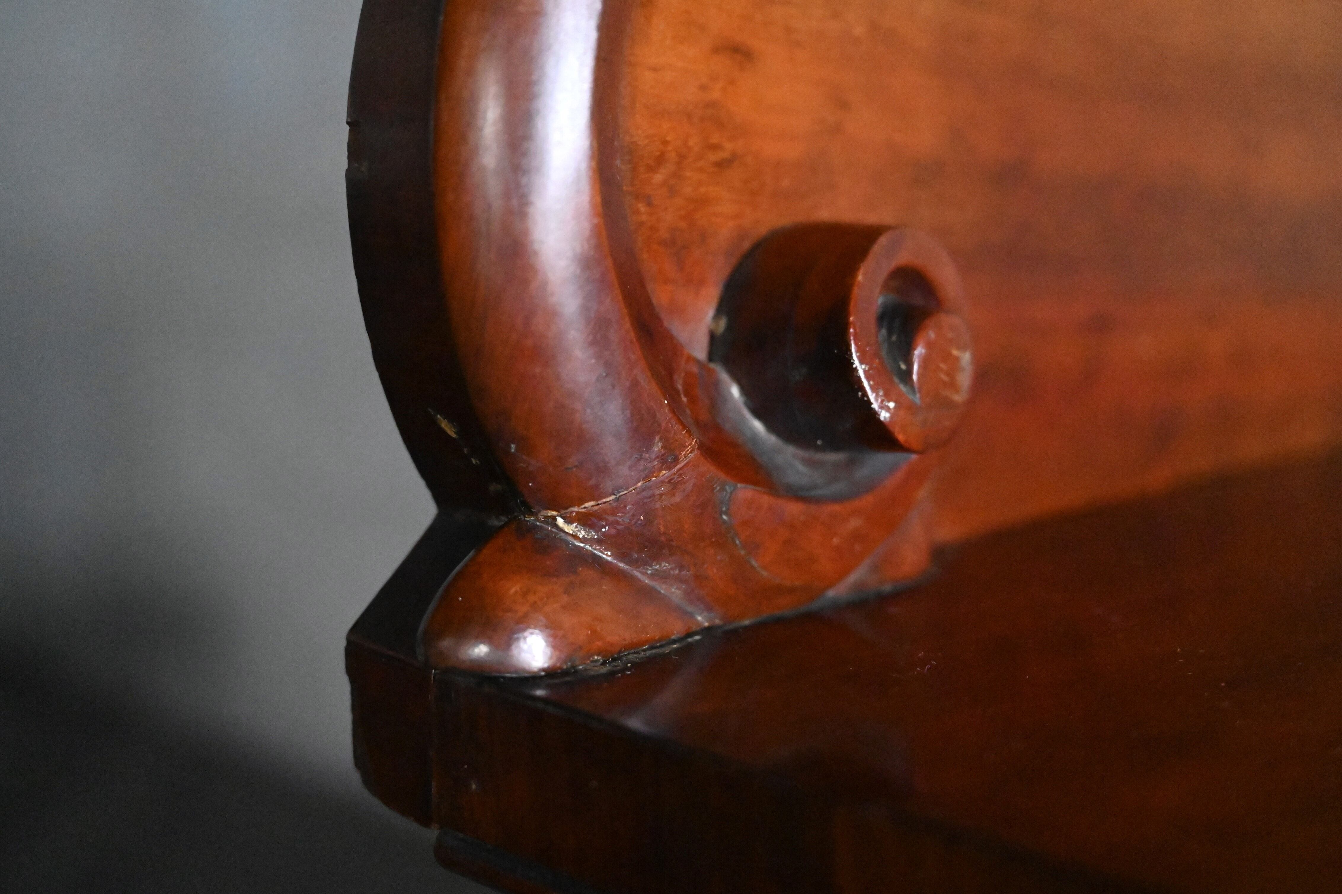 バックボードの両端にも補修跡が見られます。