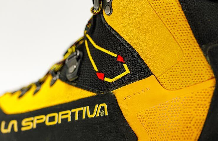 足首のサポートと広い可動域を両立する3D FLEX