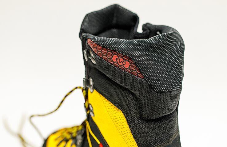 雪の浸入を軽減するミニゲイター付き