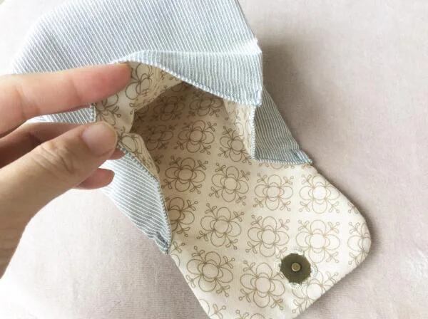 このような感じで袋布が広がります。 小物をいれて、くるりとたたんで スナップなどで留めてください。