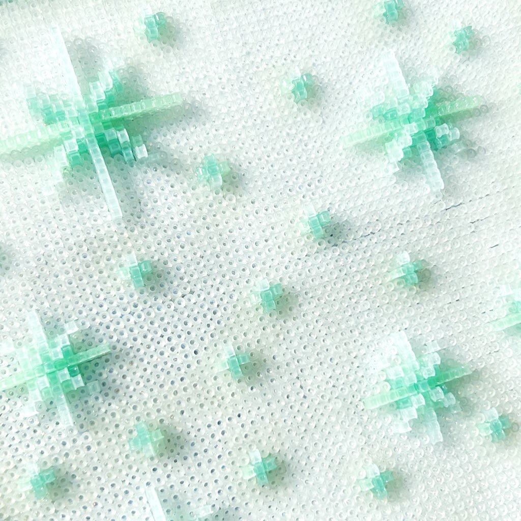 他の作品との違いは「モチーフ全てが縦方向に差し込まれている」