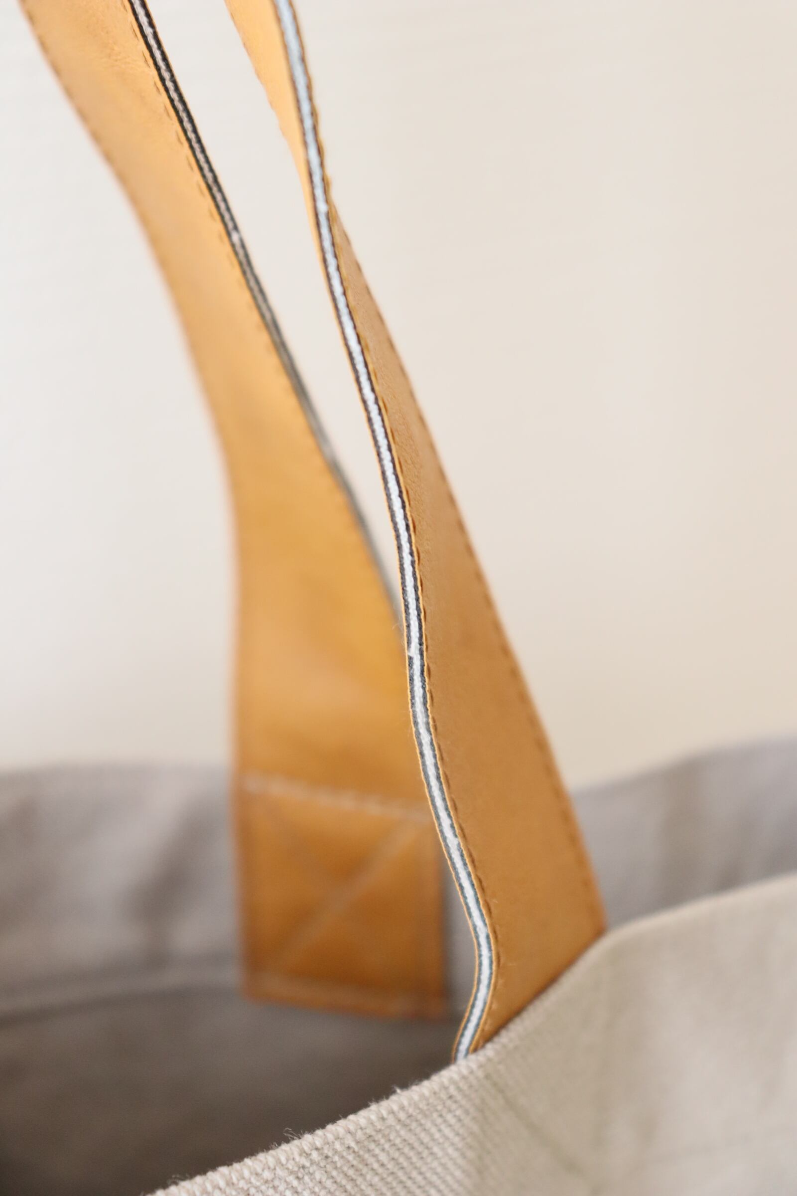 グレーとくすみピンクの持ち手は2枚仕立てになっています