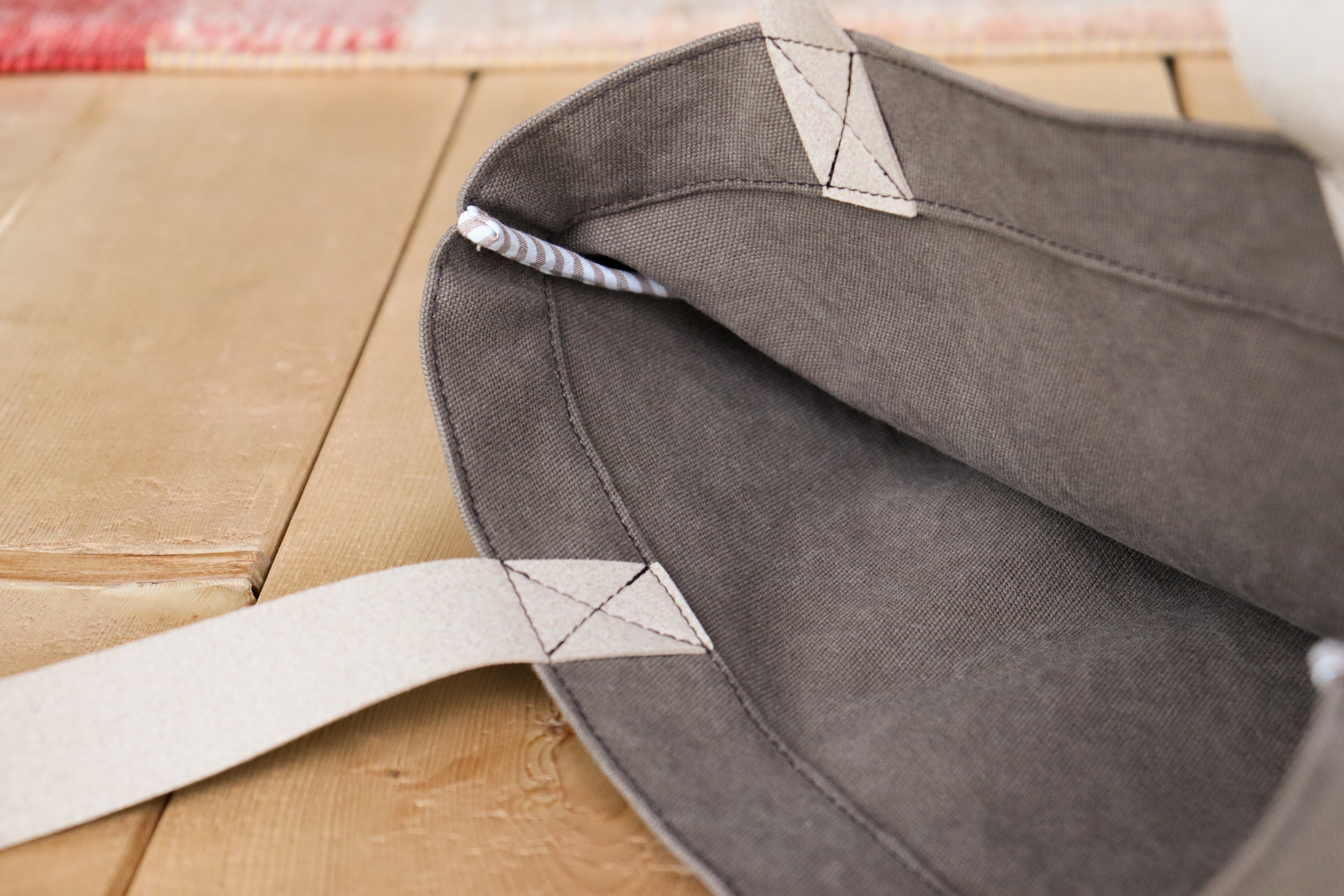 裏はスウェード調で滑りにくくなっているので、よりずり落ちにくいです