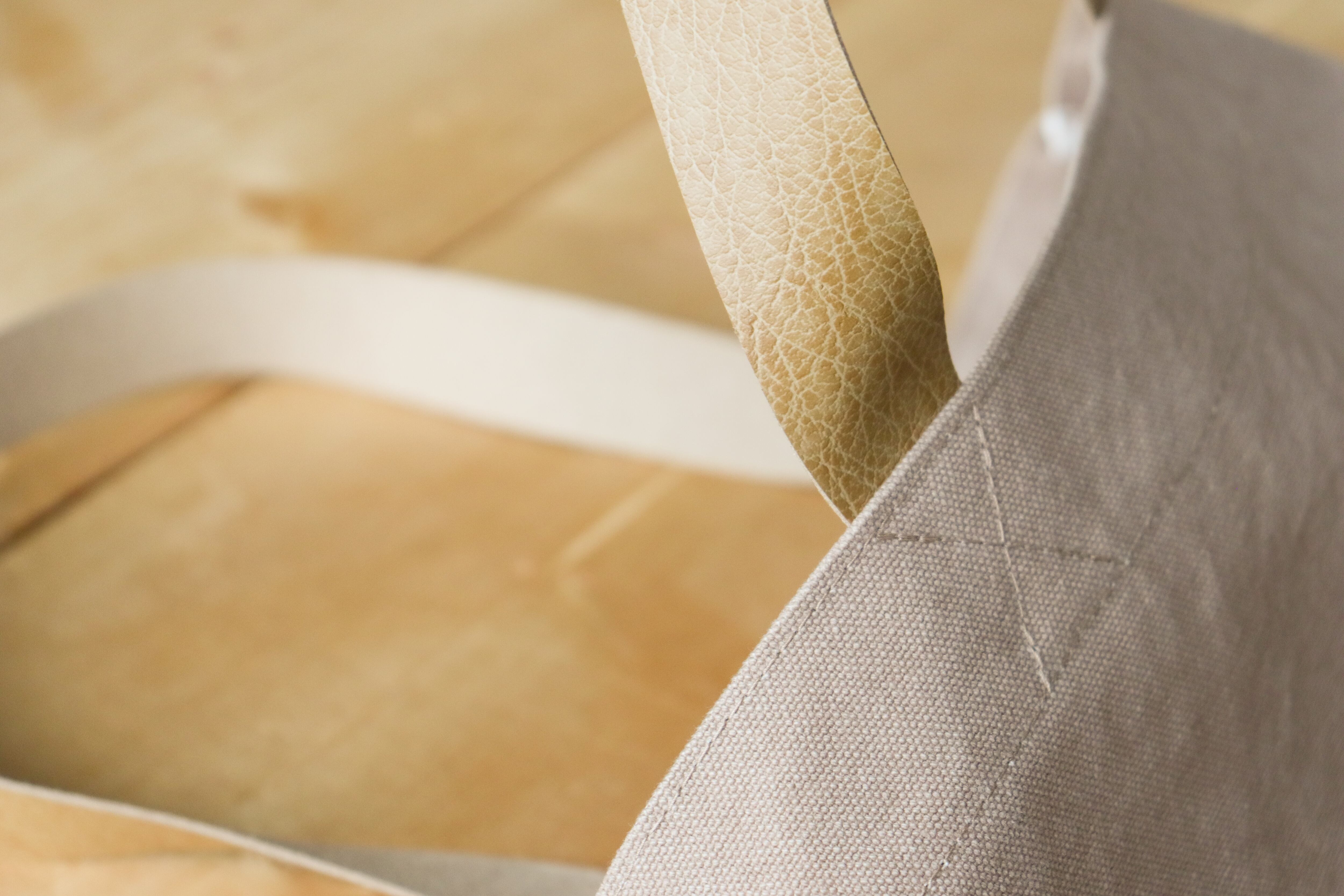 秋冬限定カラーの持ち手は1枚仕立て