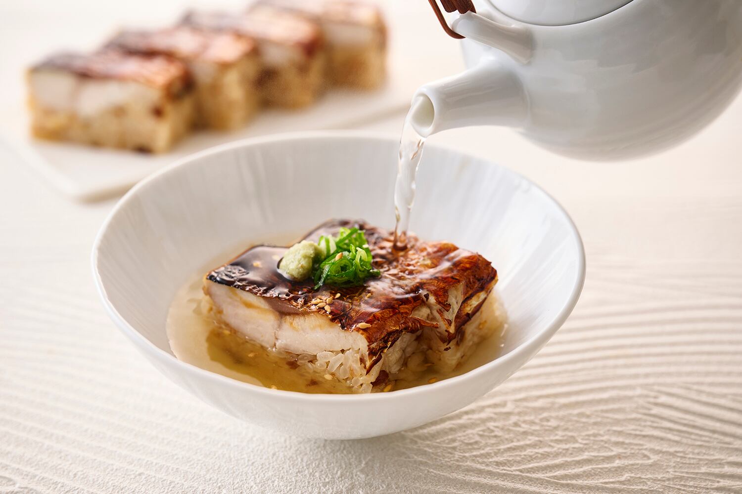 温めた白だしをかけて