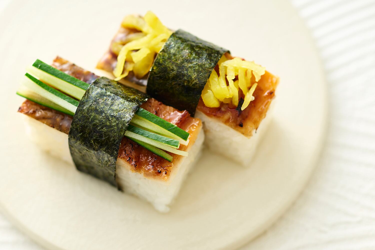 刻んだたくあんやスライスきゅうりをのせて