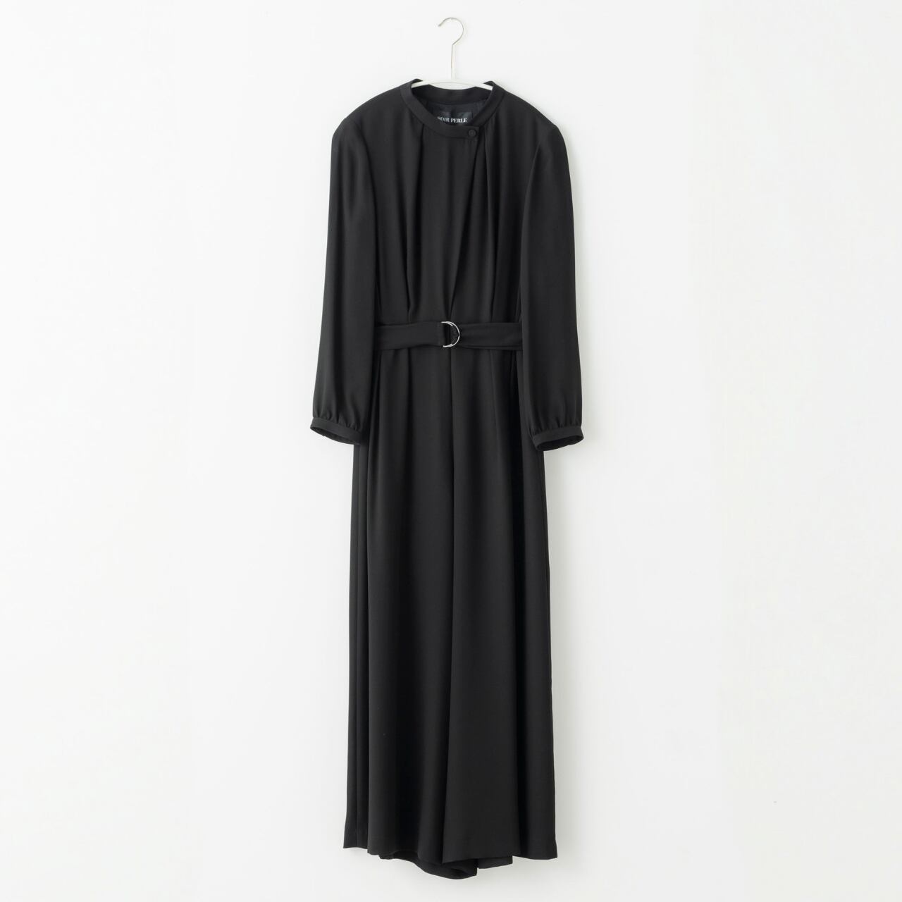 ジョーゼットなので、優しくエレガントなワイドパンツスタイルに。