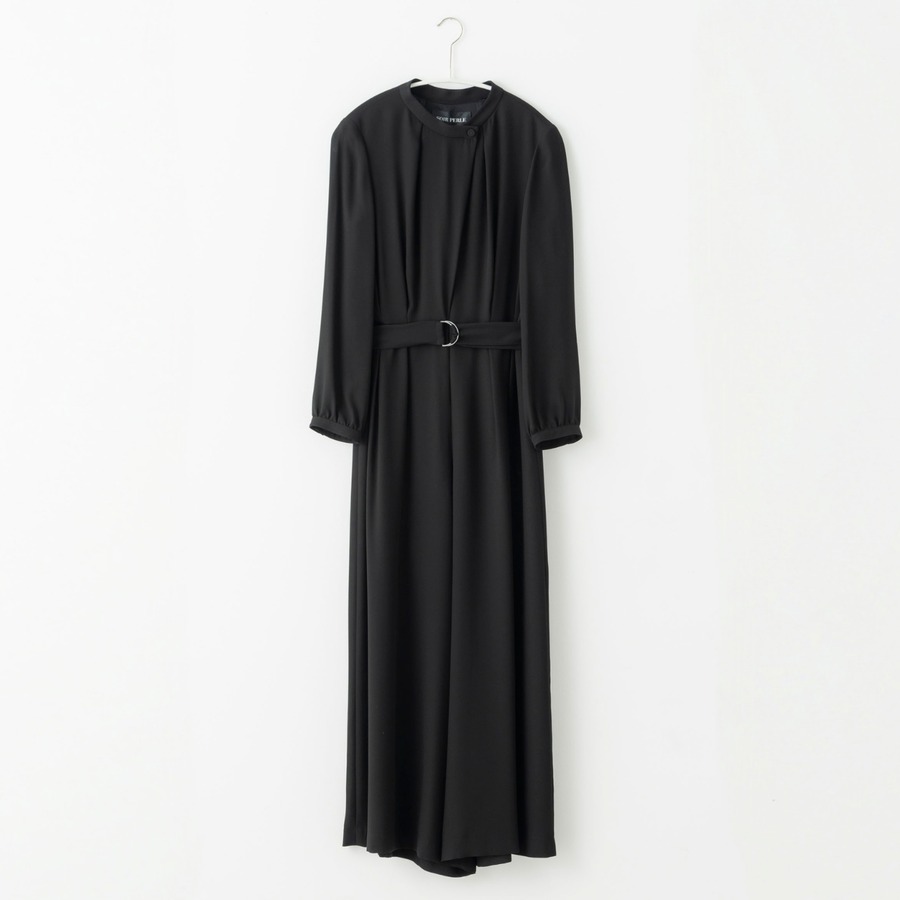 ジョーゼットなので、優しくエレガントなワイドパンツスタイルに。