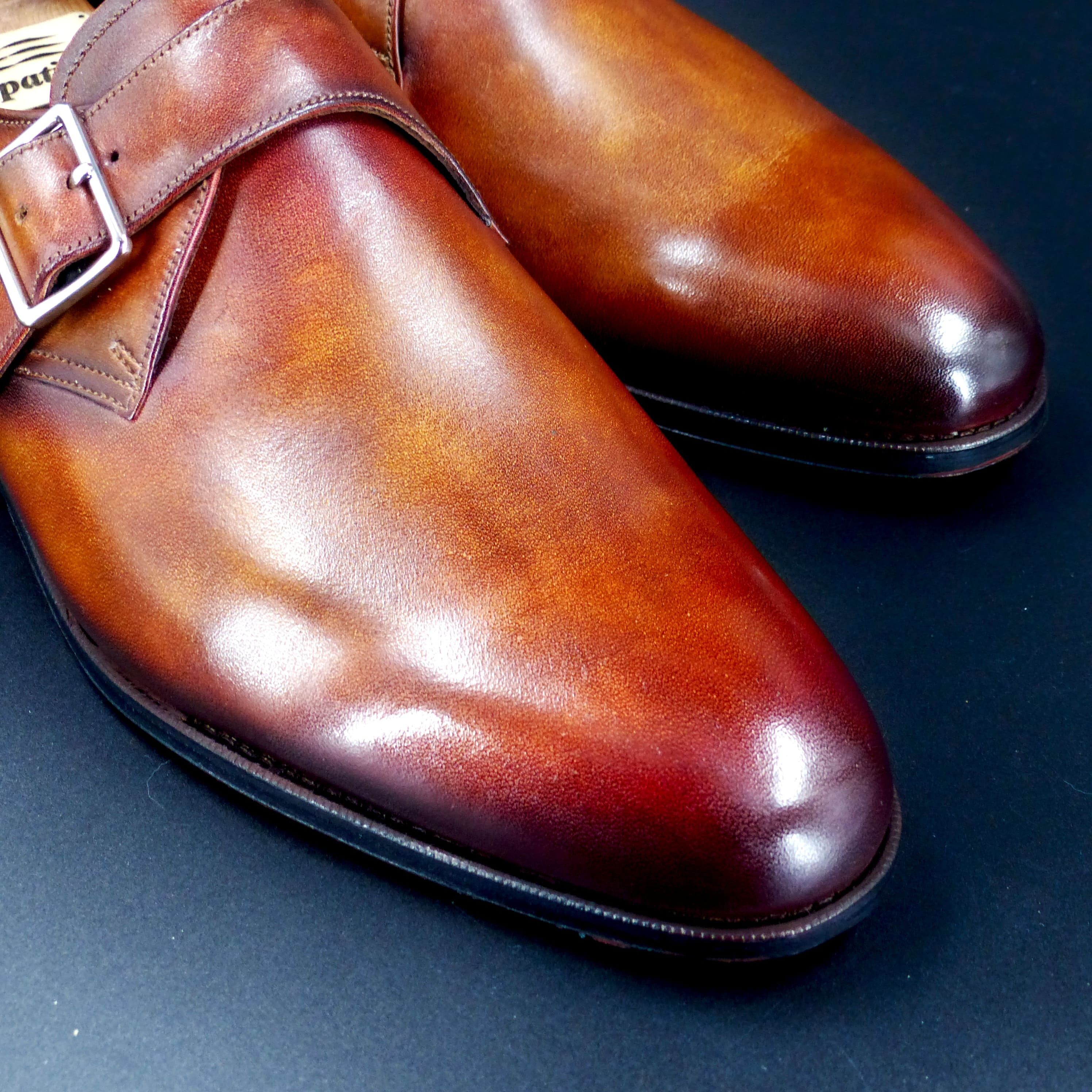 トゥの部分は透明感のあるハンドポリッシュ