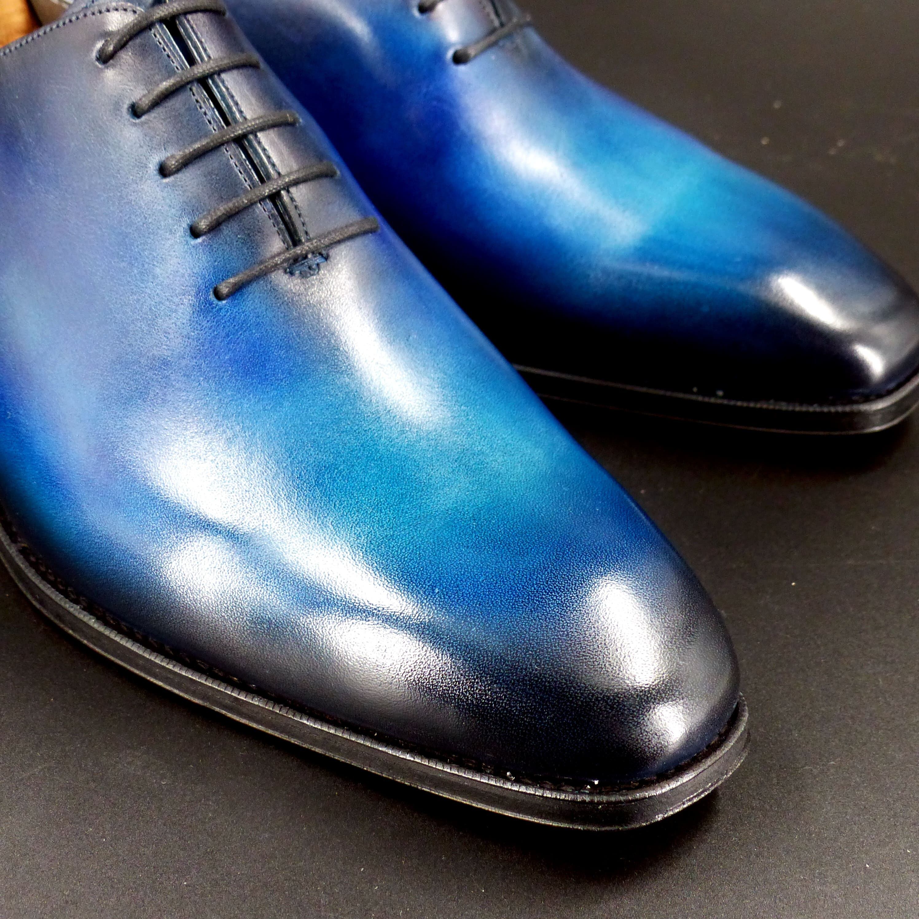 トゥの部分は透明感のあるハンドポリッシュ