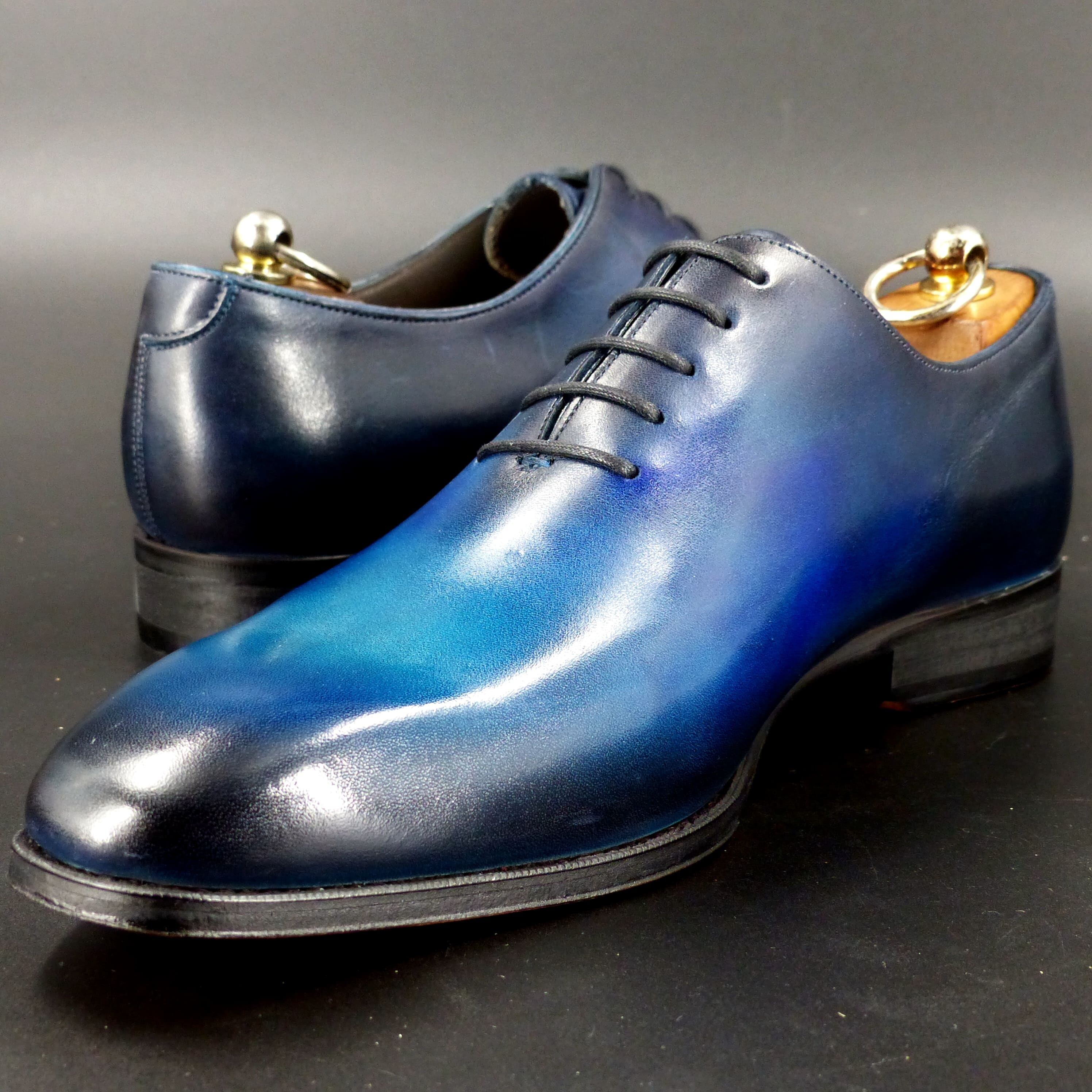 踏まずのくびれが美しい