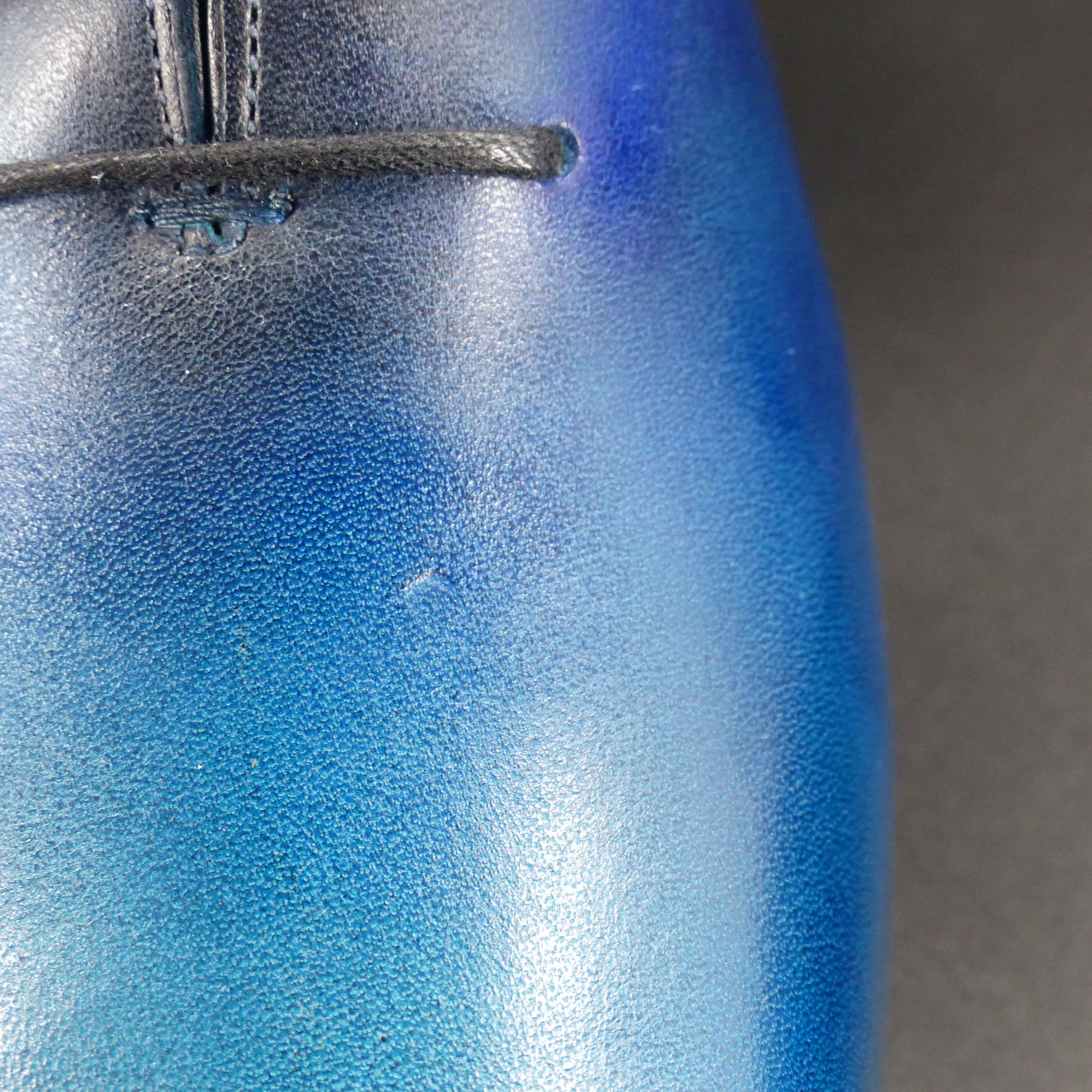 右甲に小さなキズがあります